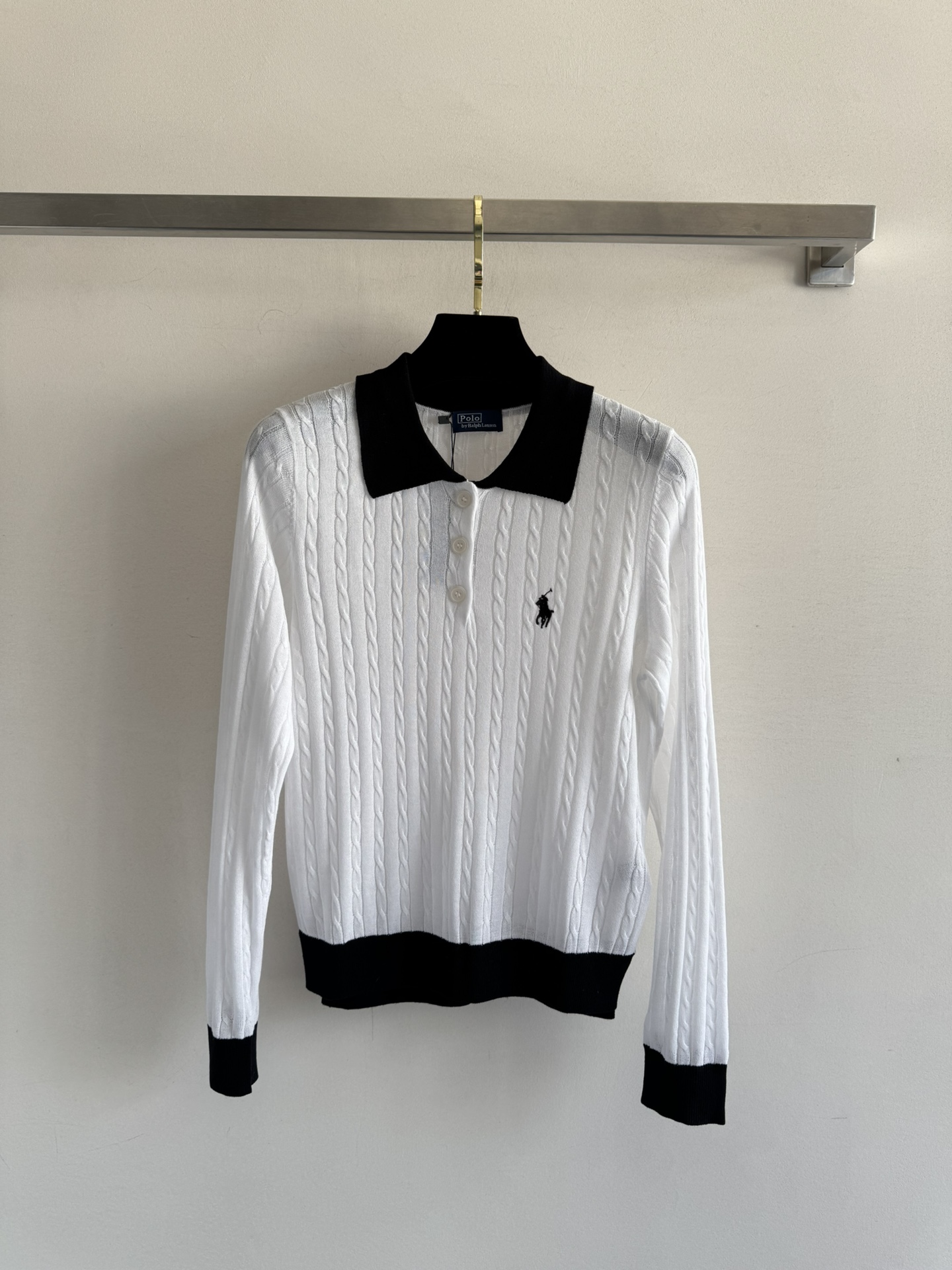 NO:492257,Ralph Laure*25 new long-sleeved Polo shirt with minimalist contrasting lapel design has always been very versatile, the collar craftsmanship and the iconic embroidery pony are lifelike, simple but not lacking high-end atmosphere, classic and timeless, full of retro college style six-color SML-, loro piana, alexander wang19860909Ralph Laure*25新款长袖Polo衫极简撞色的翻领设计一直很百搭,绞花工艺加上标志性的刺绣小马栩栩如生 简约却不失高端大气 经典不过时,满满复古学院风六色SML-,,loro piana,alexander wang,Women's clothing