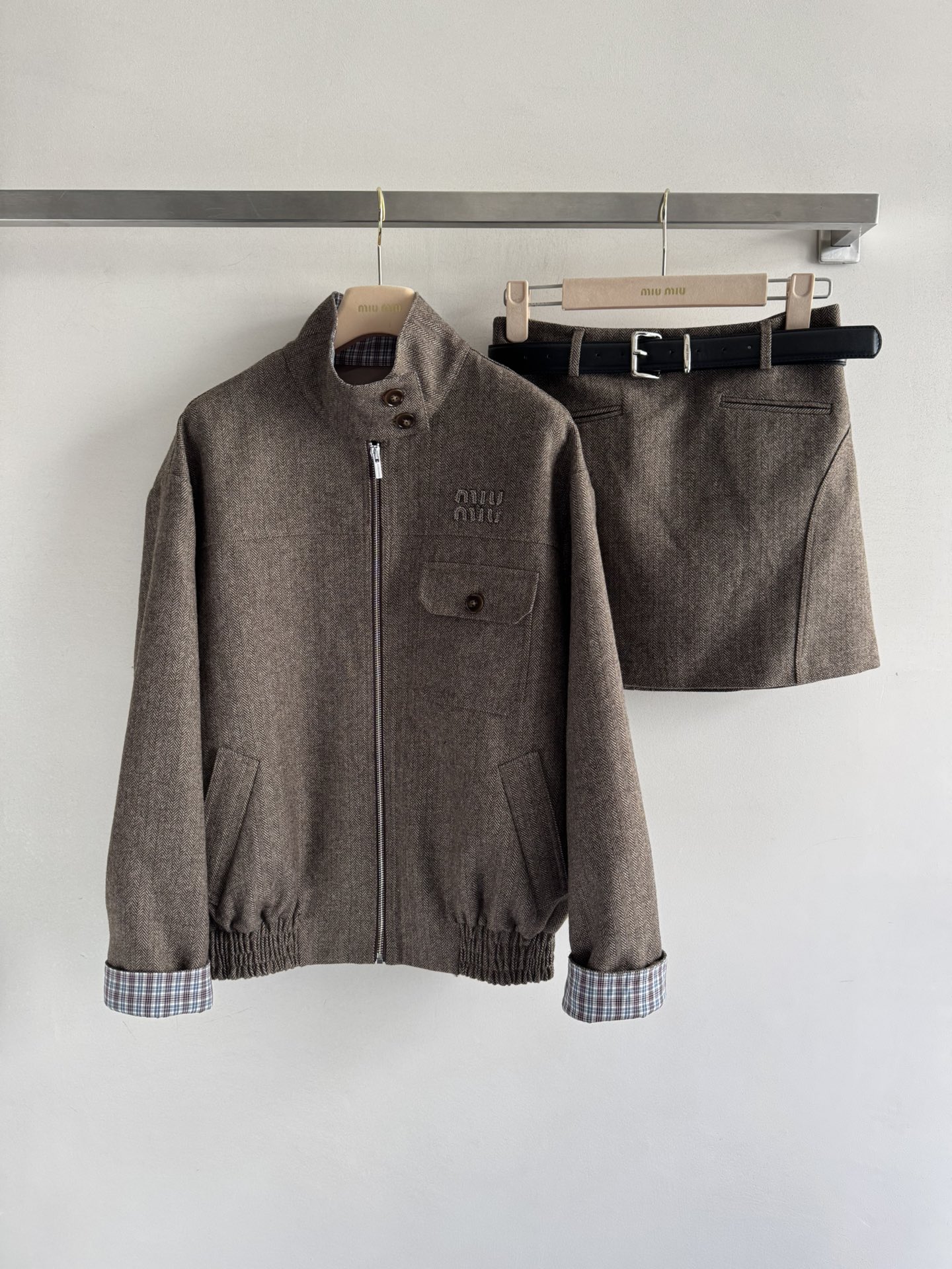 NO:492215,MiuMi*25Fw autumn and winter new jacket set wool blend material is warm and comfortable!  The logo logo on the jacket with chest pocket logo added recognition and stand collar loose shoulder cut. Paired with skirt A-version design to cover the hips and make you look slim. The inner lining is full of security~Paired with belt decoration. A versatile and relaxing feeling. The wool blend of customized fabric is very textured, cool and sweet, a set of easy to control. A perfect age-reducing artifact~SML,,miumiu, skirts, jackets & coats, jackets & coats, alexander wang19860909MiuMi*25Fw秋冬新款夹克套装羊毛混纺材质保暖舒适！外套胸前口袋logo徽标装饰增添辨识度立领宽松落肩剪裁 搭配半裙A版设计遮胯显瘦 内里防走光衬裤 安全感拉满～搭配腰带装饰 百搭松弛感 面料定制的羊毛混纺 很有质感上身又酷又甜,一套轻松驾驭 妥妥的减龄神器～SML,,miumiu,skirts,jackets & coats,jackets & coats,alexander wang,Women's clothing