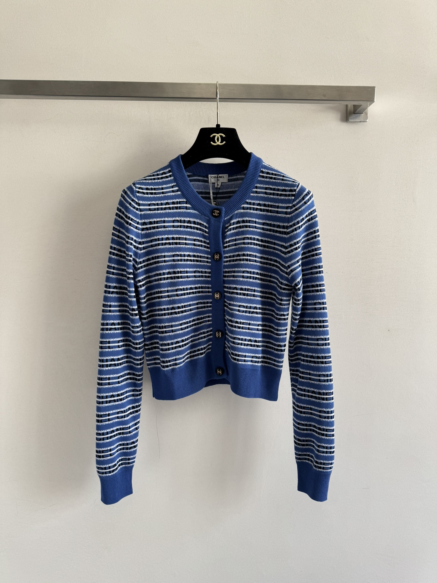 NO:493865,CHANE*25FW new knitted cardigan is covered with LOGO letter printed decoration. The round neck is simple and versatile, soft and comfortable, the woven surface is full and delicate, the upper body shows a gentle temperament. The regular version is free and unrestrained, and can be worn on daily commuting!  3 colors SML, chanel, alexander wang19860909CHANE*25FW新款针织开衫 布满LOGO字母印花装饰 圆领简洁百搭,质感柔软舒适,织面饱满细腻上身显温柔气质 常规版型上身自在无束缚,日常通勤都可穿！3色SML,,chanel,alexander wang,Women's clothing