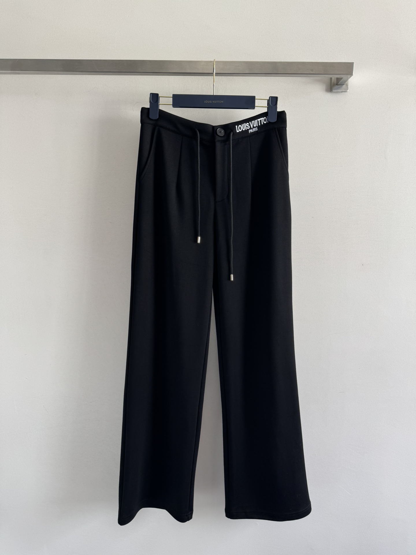 NO:493883,Louis Vuitto*25FW new drawstring straight trousers customized fabric, delicate texture, full of drooping, high waist straight trousers, wide-leg loose style, waist letter embroidered logo drawstring draping, increase layering, strong inclusiveness and not picky about body shape, fashionable and relaxed, first choice for early autumn outfits, fashionable and easy to control everyday 2 colors SML,,louis vuitton,alexander wang19860909Louis Vuitto*25FW新款抽绳直筒长裤定制面料 质感细腻 垂感十足 高腰直筒长裤 阔腿宽松版型 腰间字母刺绣徽标抽绳垂坠 增加层次感 包容性强不挑身材 洋气松弛 早秋穿搭首选 穿出时髦 日常随意驾驭 2色SML,,louis vuitton,alexander wang,Women's clothing