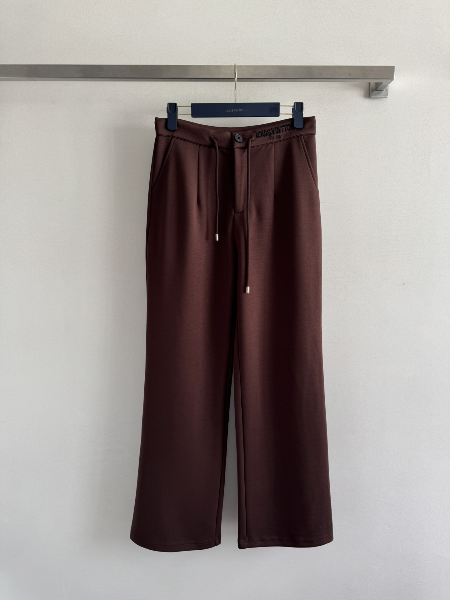 NO:493833,Louis Vuitto*25FW new drawstring straight trousers customized fabric, delicate texture, full of drooping, high waist straight trousers, wide-leg loose style, waist letter embroidered logo drawstring draping, increase layering, strong inclusiveness and not picky about body shape, fashionable and relaxed, first choice for early autumn outfits, fashionable and easy to control everyday 2 colors SML,,louis vuitton,alexander wang19860909Louis Vuitto*25FW新款抽绳直筒长裤定制面料 质感细腻 垂感十足 高腰直筒长裤 阔腿宽松版型 腰间字母刺绣徽标抽绳垂坠 增加层次感 包容性强不挑身材 洋气松弛 早秋穿搭首选 穿出时髦 日常随意驾驭 2色SML,,louis vuitton,alexander wang,Women's clothing