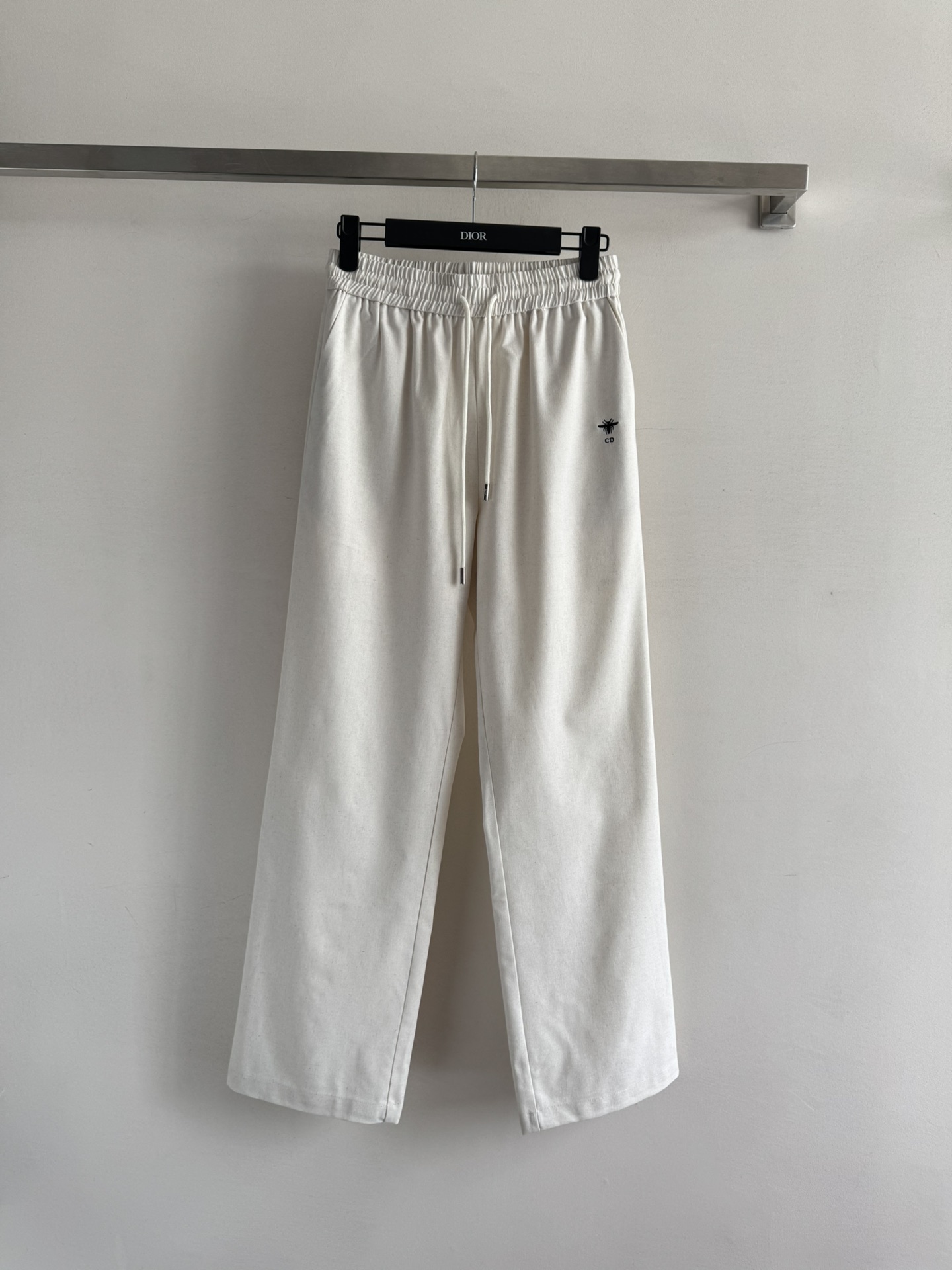 NO:493847,Dio*25FW new drawstring straight trousers customized fabric, delicate texture, comfortable and easy to wear, high-waist straight trousers, wide-leg loose style, elastic waist drawstring design, CD embroidery shows the brand's inclusiveness, not picky body, casual and versatile, daily control 2 colors SML, dior, alexander wang19860909Dio*25FW新款抽绳直筒长裤定制面料 质感细腻 舒适好穿 高腰直筒长裤 阔腿宽松版型 松紧腰抽绳设计 CD 刺绣彰显品牌包容性强不挑身材 休闲百搭 日常随意驾驭 2色SML,,dior,alexander wang,Women's clothing