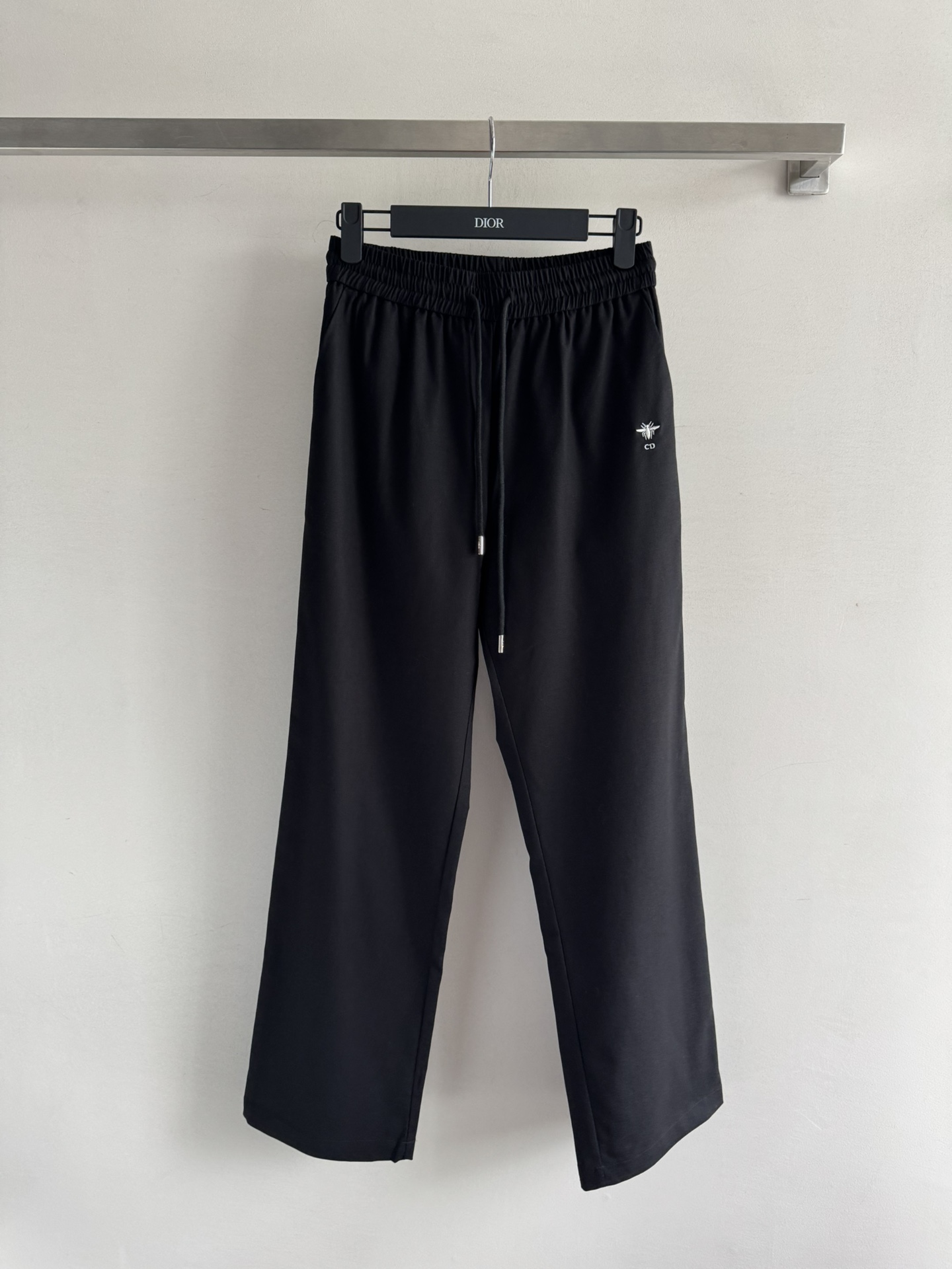 NO:493860,Dio*25FW new drawstring straight trousers customized fabric, delicate texture, comfortable and easy to wear, high-waist straight trousers, wide-leg loose style, elastic waist drawstring design, CD embroidery shows the brand's inclusiveness, not picky body, casual and versatile, daily control 2 colors SML, dior, alexander wang19860909Dio*25FW新款抽绳直筒长裤定制面料 质感细腻 舒适好穿 高腰直筒长裤 阔腿宽松版型 松紧腰抽绳设计 CD 刺绣彰显品牌包容性强不挑身材 休闲百搭 日常随意驾驭 2色SML,,dior,alexander wang,Women's clothing