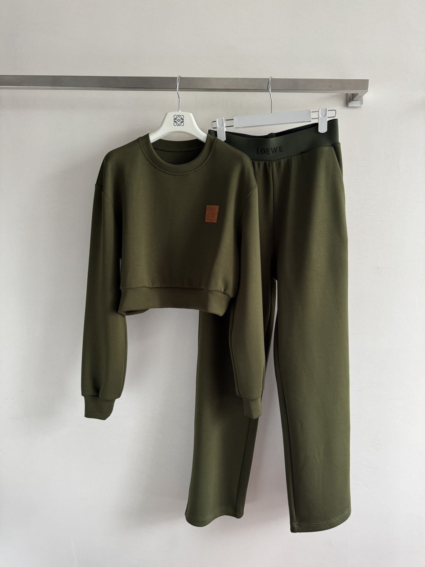 NO:493872,Loew*25FW new model, small short pullover sweatshirt trousers suit comfortable and easy to wear, delicate texture, leather totem logo on the chest, color fabric forms a collision design, more visual effect is richer, matched with wide-leg straight trousers in the same series, letters at the waist echo up and down, highlighting advanced positioning, improving the texture of the outfit, complete set of upper body, casual and fashionable, two-color SML,,loewe,hoodie,sweatshirts,alexander wang19860909Loew*25FW新款 小短款套头卫衣长裤套装舒适好穿 质感细腻 胸前点缀皮质图腾徽标 颜色面料形成碰撞设计 视觉效果更显丰富 搭配同系列阔腿直筒长裤 腰间字母上下呼应 彰显高级定位 提升穿搭质感 成套上身 休闲时髦 两色SML,,loewe,hoodie,sweatshirts,alexander wang,Women's clothing