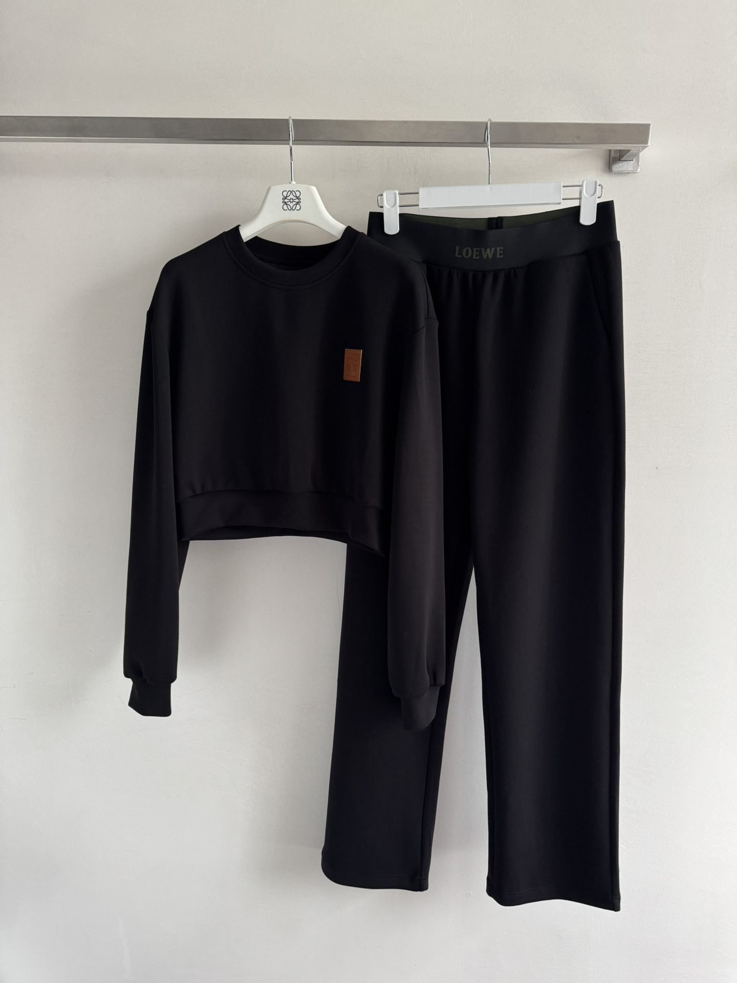 NO:493884,Loew*25FW new model, small short pullover sweatshirt trousers suit comfortable and easy to wear, delicate texture, leather totem logo on the chest, color fabric forms a collision design, more visual effect is richer, matched with wide-leg straight trousers in the same series, letters at the waist echo up and down, highlighting advanced positioning, improving the texture of the outfit, complete set of upper body, casual and fashionable, two-color SML,,loewe,hoodie,sweatshirts,alexander wang19860909Loew*25FW新款 小短款套头卫衣长裤套装舒适好穿 质感细腻 胸前点缀皮质图腾徽标 颜色面料形成碰撞设计 视觉效果更显丰富 搭配同系列阔腿直筒长裤 腰间字母上下呼应 彰显高级定位 提升穿搭质感 成套上身 休闲时髦 两色SML,,loewe,hoodie,sweatshirts,alexander wang,Women's clothing