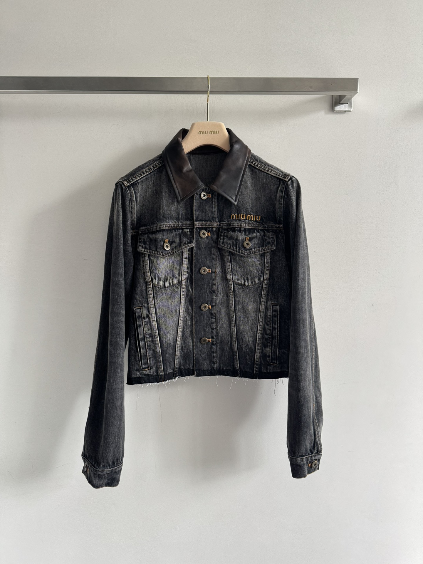 NO:495508,MiuMi*25FW new leather collar denim jacket is heavily crafted and washed with water, presenting a natural and retro color, and the upper body shows a casual and unrestrained classic H-style upper body!  The lapel adopts leather splicing design to instantly enhance the overall texture and high-end feeling. The upper body is cool and handsome. The style is versatile and changeable. SML-,,miumiu, jackets & coats,alexander wang19860909MiuMi*25FW新款皮领牛仔外套重工艺洗水处理 呈现出自然复古的色泽 上身尽显随性不羁经典H版型上身绝绝子！翻领采用皮质拼接设计 瞬间提升整体质感与高级感 上身酷帅 风格百搭多变SML-,,miumiu,jackets & coats,alexander wang,Women's clothing