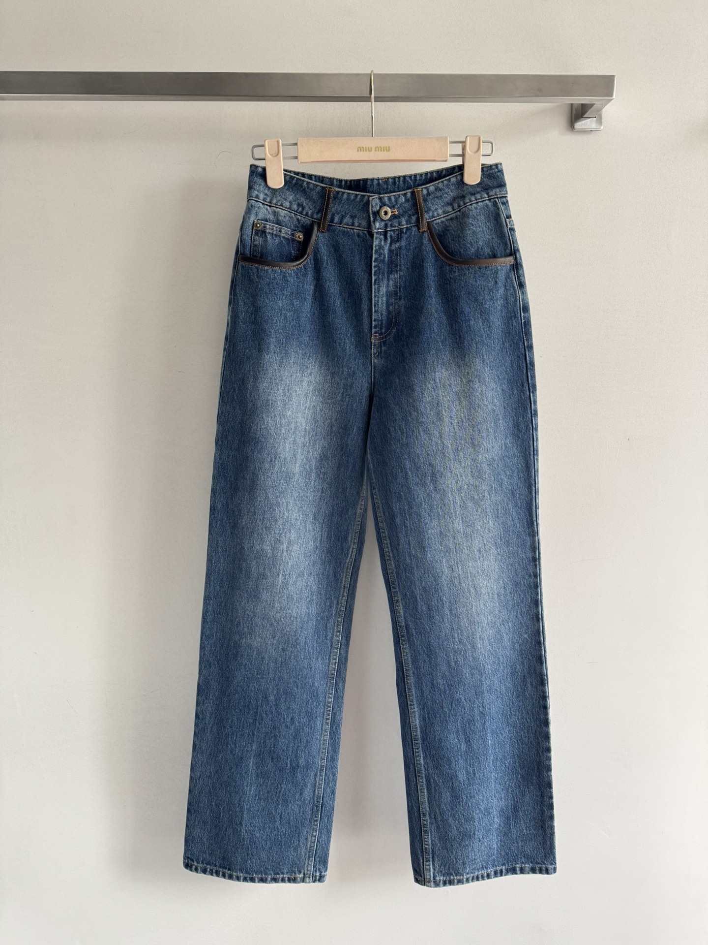 NO:495512,MiuMi*25FW new jeans custom-made denim wash fabric, color retro high-end rear bag embroidery embroidery, front pocket leather edge line, three-dimensional design makes it look more special and selling points, the upper body is wide, stylish and textured, the style is not picky about the figure, slim and versatile, easy to create a fashionable temperament SML-,,miumiu, jeans,alexander wang19860909MiuMi*25FW新款牛仔裤定制牛仔洗水面料 颜色复古高级后袋子母刺绣点缀 前幅口袋皮包边走线 立体感超强设计 使其更显特别档次有卖点 上身挺阔有型有质感 版型不挑身材 显瘦又百搭 轻松打造时髦气质SML-,,miumiu,jeans,alexander wang,Women's clothing