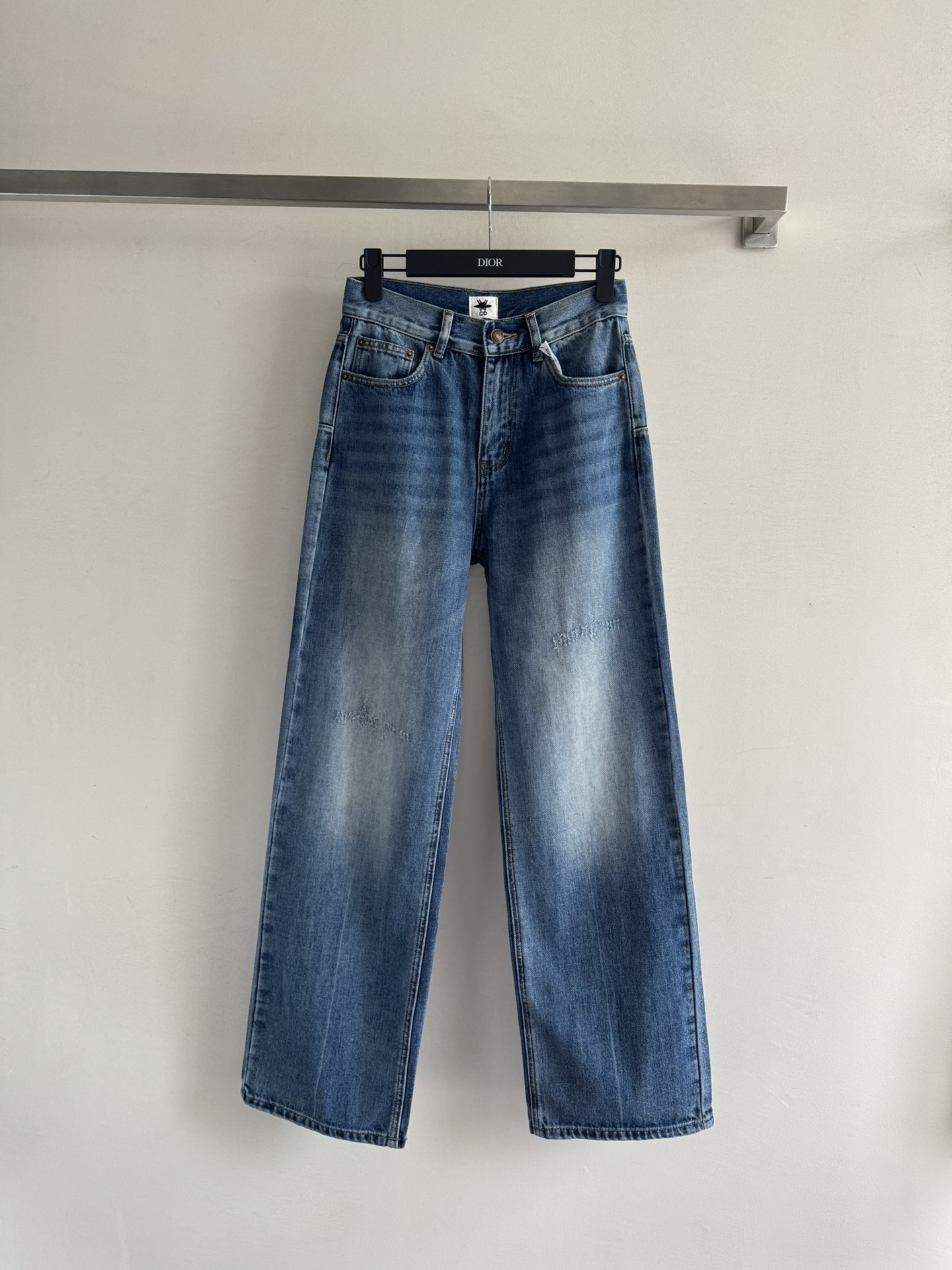 NO:495515,DIO*25FW new style of denim straight trousers imported wash fabric, three-dimensional and stylish, easy to wear and look slim, simple and fashionable, not picky, upper body to modify the legs, showing the beauty of lines, no matter how you wear it, it is simple and elegant, a pair of jeans that never goes out of date. It is fashionable and easy to control when matching it casually!  SML, dior, jeans, alexander wang19860909DIO*25FW新款牛仔直筒长裤进口洗水面料 立体有型 版型好穿好搭显瘦 简约时尚不挑人 上身修饰腿型 展现线条美感 怎么穿搭都简单显高级永不过时的一款牛仔裤 随意搭配都时髦好驾驭！SML,,dior,jeans,alexander wang,Women's clothing