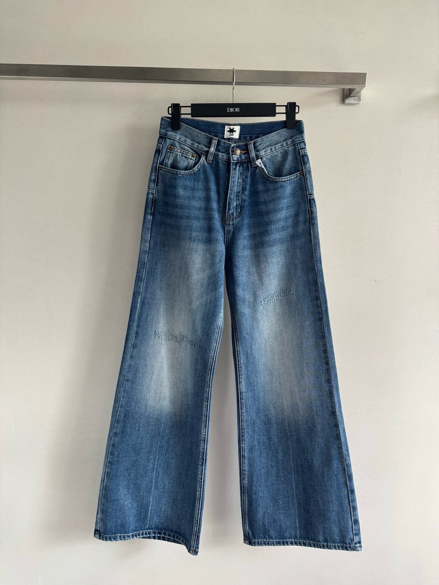 NO:495519,DIO*25FW new denim micro-flare trousers imported wash fabric, three-dimensional and stylish, easy to wear and look slim, simple and fashionable, not picky, upper body to modify the legs, showing the beauty of lines, no matter how you wear it, it is simple and elegant, a pair of jeans that never goes out of date. It is fashionable and easy to control when matching it casually!  SML, dior, jeans, alexander wang19860909DIO*25FW新款牛仔微喇长裤进口洗水面料 立体有型 版型好穿好搭显瘦 简约时尚不挑人 上身修饰腿型 展现线条美感 怎么穿搭都简单显高级永不过时的一款牛仔裤 随意搭配都时髦好驾驭！SML,,dior,jeans,alexander wang,Women's clothing