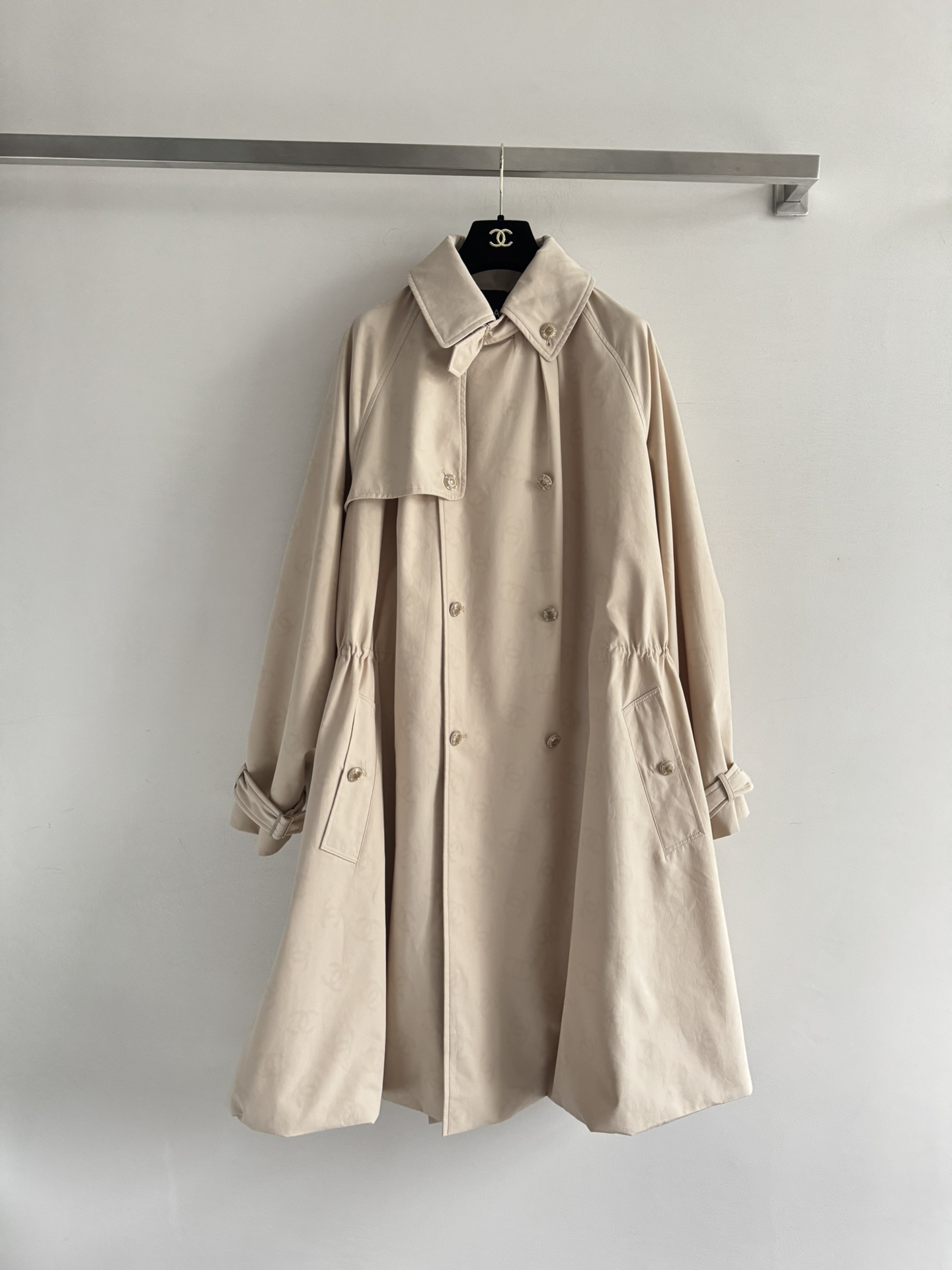 NO:495504,.690Chane*25FW new lapel long windbreaker jacket!  The dark pattern ogo printed fabric is low-key and luxurious!  The loose shoulder-length style is versatile and not picky. The flower bud hem design is so beautiful that it is not bad!  Full of design, not monotonous and grand!  Elegant and casual age-reducing style~SML, chanel, jackets & coats, alexander wang19860909.690Chane*25FW新品翻领款长款风衣外套！若隐若现的暗纹ogo印花面料低调奢华！落肩宽松版型百搭不挑人,花苞下摆设计上身美的不要不要的！设计感满满 不单调又大气！优雅随性的减龄气质款～SML,,chanel,jackets & coats,alexander wang,Women's clothing