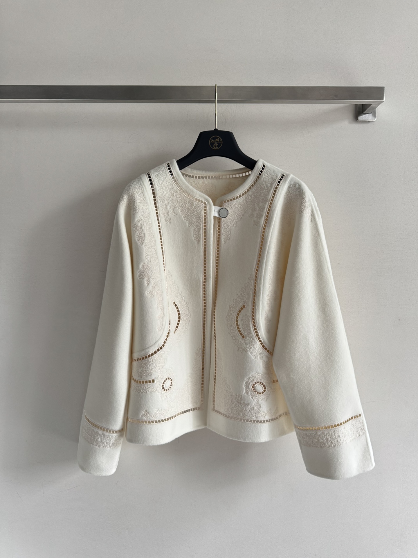 NO:495483,With dust bag Hermé*25FW new cashmere jacket, it uses cashmere and is simply the perfect choice for autumn and winter!  The heavy-industrial embroidery details of the jacket are super exquisite, slightly loose and elegant. It is recommended to match the series of short skirts to make the legs look super long, slim and taller~ Moreover, this clean color is particularly versatile, both casual and high-end!  I sincerely recommend it to the little fairies who want to improve their temperament!  Get a set, be the fresh and stylish goddess of temperament SMEL, hermes, skirts, jackets & coats, alexander wang19860909配防尘袋Hermé*25FW新款羊绒外套,采用山羊绒 简直是秋冬的完美选择！外套的重工刺绣细节超级精致,微微宽松又不失优雅感,推荐搭配系列短裙显得腿超级长,显瘦又显高~而且这种干净的色系特别百搭,既休闲又高级感满满！真心推荐给想要提升气质的小仙女们！快入手一套,做那个清新又有格调的气质女神ＳＭＬ,,hermes,skirts,jackets & coats,alexander wang,Women's clothing