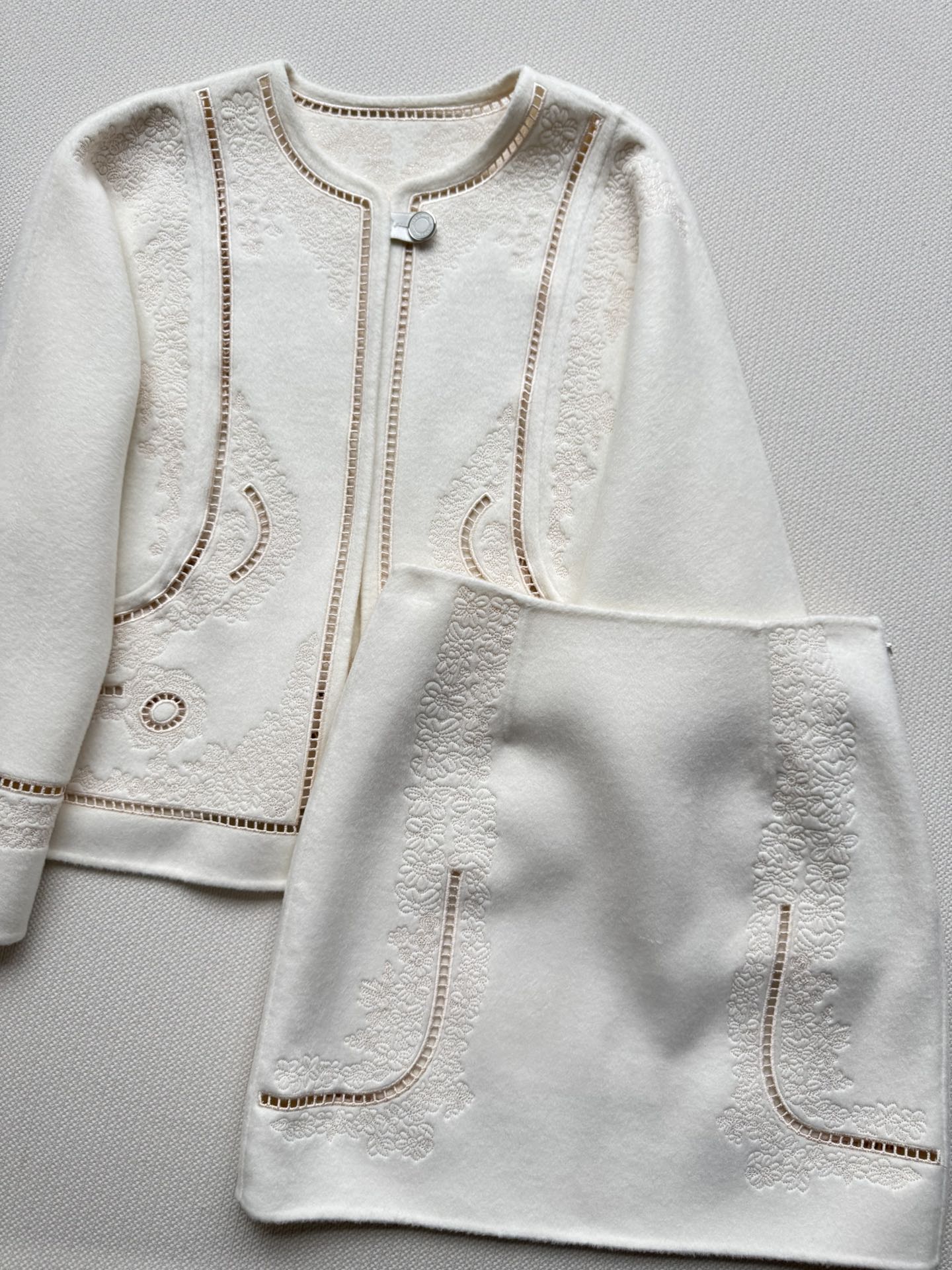 NO:495489,Hermé*25FW new cashmere skirt, using cashmere, is simply the perfect choice for autumn and winter!  The detailed design of heavy industry embroidery is super exquisite and elegant. The short skirt makes the legs look super long, making it look slim and taller~ Moreover, this clean color is particularly versatile, both casual and high-end!  I sincerely recommend it to the little fairies who want to improve their temperament!  Recommended to buy a set, be the gentle goddess of fresh and stylish SMEL, hermes, skirts, alexander wang19860909Hermé*25FW新款羊绒半裙,采用山羊绒 简直是秋冬的完美选择！重工刺绣细节设计超级精致,不失优雅感,短裙显得腿超级长,显瘦又显高~而且这种干净的色系特别百搭,既休闲又高级感满满！真心推荐给想要提升气质的小仙女们！推荐入手一套,做那个清新又有格调的温柔女神ＳＭＬ,,hermes,skirts,alexander wang,Women's clothing