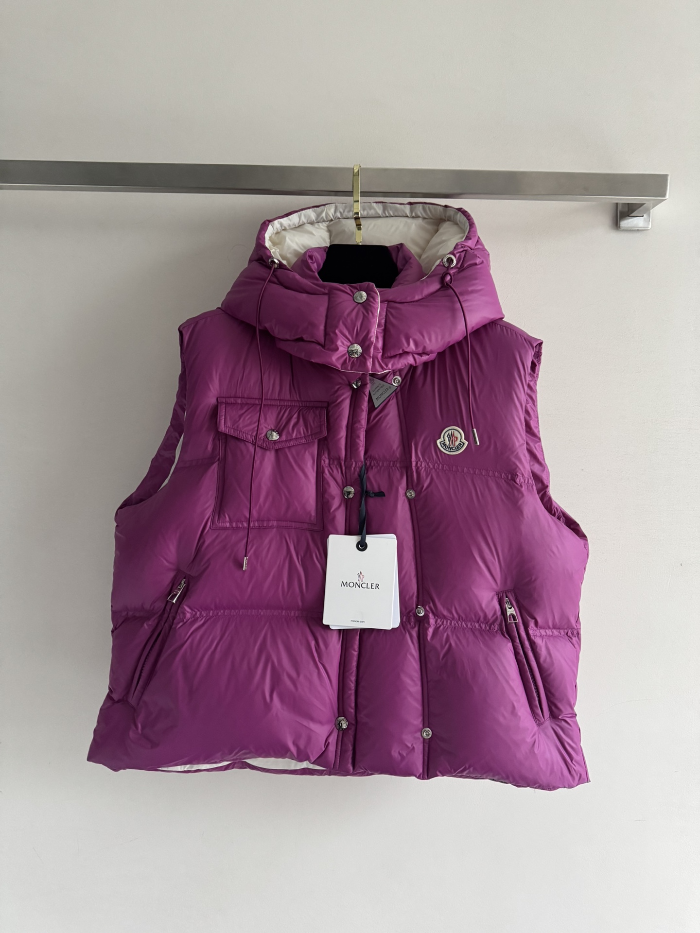 NO:495523,With dust bag Moncle*25FW new removable hooded stand collar down vest 90 white goose down fills the inner lining, large amount of filling, super light and warm!  Lightweight and warmth. The slim vest is fashionable and does not look bulky. The stand collar is detachable. The decorative hooded drawstring design is cold and windproof. Classic rectangular texture. The iconic brand seal on the chest is decorated. The details of the contrasting zippers in the pockets show the brand concept. The first choice for layering in autumn and winter. SML-, down jacket,hats,alexander wang.19860909配防尘袋Moncle*25FW新款可拆卸连帽立领羽绒马甲90白鹅绒填充内里 充绒量量大 超级轻便又保暖！轻薄保暖 修身马甲时髦不显臃肿立领＋ 可拆卸连帽抽绳设计御寒防风 经典长方格纹理 胸前标志性品牌章作装饰 口袋处点缀撞色拉链细节彰显品牌理念 秋冬叠穿首选 SML-,,down jacket,hats,alexander wang,Women's clothing