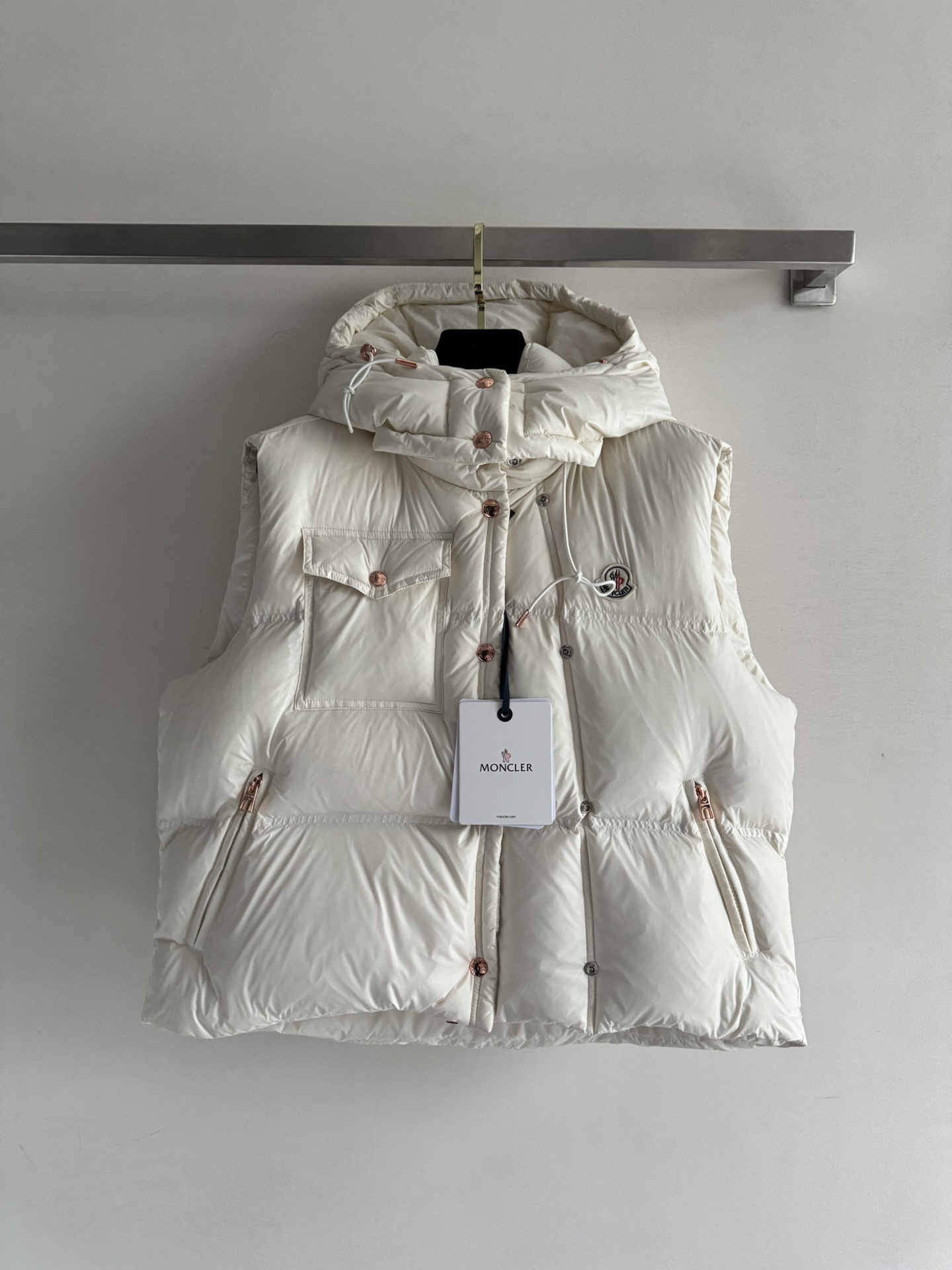 NO:495498,With dust bag Moncle*25FW new removable hooded stand collar down vest 90 white goose down fills the inner lining, large amount of filling, super light and warm!  Lightweight and warmth. The slim vest is fashionable and does not look bulky and stand collar + removable hooded drawstring design to protect against the cold and wind. Classic rectangular texture. The iconic brand seal on the chest is decorated. The details of the contrasting zippers in the pockets show the brand concept. The first choice for layering in autumn and winter. SML, down jacket, hats, alexander wang19860909配防尘袋Moncle*25FW新款可拆卸连帽立领羽绒马甲90白鹅绒填充内里 充绒量量大 超级轻便又保暖！轻薄保暖 修身马甲时髦不显臃肿立领＋ 可拆卸连帽抽绳设计御寒防风 经典长方格纹理 胸前标志性品牌章作装饰 口袋处点缀撞色拉链细节彰显品牌理念 秋冬叠穿首选 SML,,down jacket,hats,alexander wang,Women's clothing