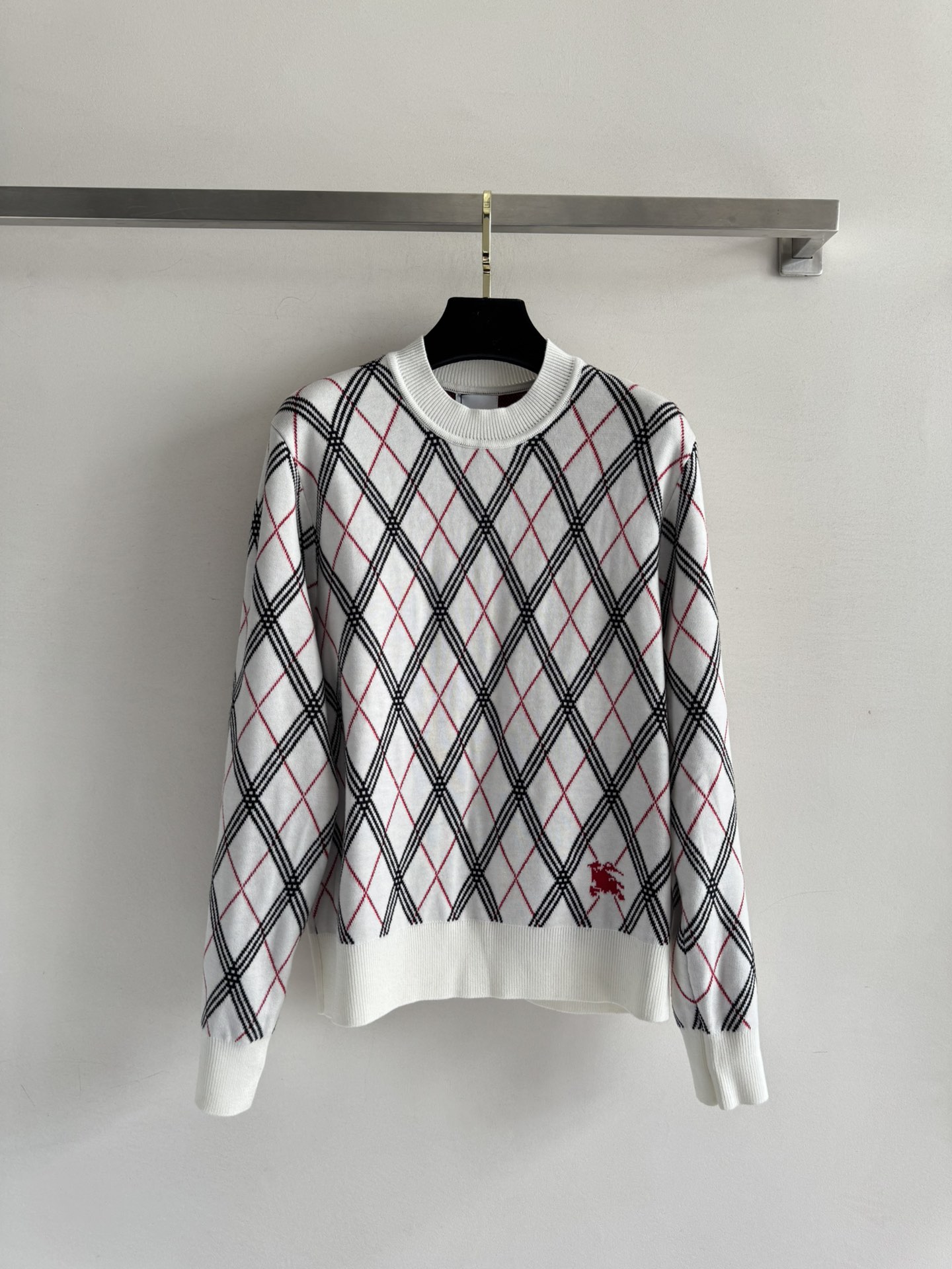 NO:497055,BURBERR*25FW new pullover sweater, covered with plaid print decoration, round neck is simple and versatile, soft and comfortable, full and delicate woven surface, gentle and gentle, regular version, upper body is free and unrestrained, and can be worn on daily commute!  Two-color SML, burberry, alexander wang19860909BURBERR*25FW新款套头针织衫 布满格纹印花装饰 圆领简洁百搭,质感柔软舒适,织面饱满细腻上身显温柔气质 常规版型上身自在无束缚,日常通勤都可穿！二色SML,,burberry,alexander wang,Women's clothing