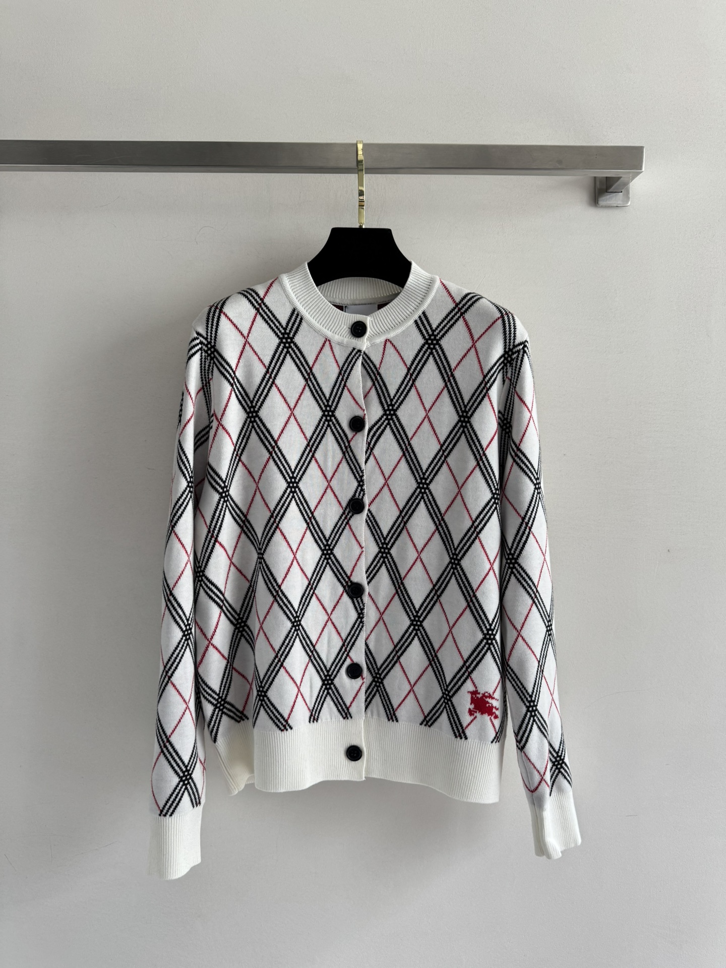 NO:497061,BURBERR*25FW new knitted cardigan, covered with plaid print decoration, round neck is simple and versatile, soft and comfortable, full and delicate woven surface, gentle and gentle, regular version, upper body is free and unrestrained, and can be worn on daily commuting!  Two-color SML, burberry, alexander wang19860909BURBERR*25FW新款针织开衫 布满格纹印花装饰 圆领简洁百搭,质感柔软舒适,织面饱满细腻上身显温柔气质 常规版型上身自在无束缚,日常通勤都可穿！二色SML,,burberry,alexander wang,Women's clothing