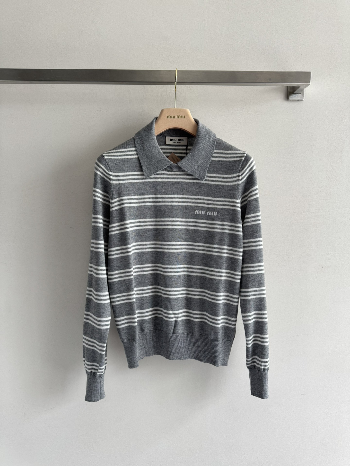 NO:497069,MiuMi*25FW new POLO collar sweater, lapel contrasting stripes design with chest logo letter embroidery to make it look slim and versatile. The fabric is very soft and neic. The age-reducing girl-style outfits are academic style and a bit hot girl-like. Full of energy. It is easy to match with SML-,,miumiu,alexander wang19860909MiuMi*25FW新款POLO领针织衫,翻领撞色条纹设计搭配胸前logo字母刺绣显瘦百搭 面料质感很柔软neic 减龄少女系穿搭 穿出学院风 又带点辣妹感 元气满满 日常好搭配SML-,,miumiu,alexander wang,Women's clothing