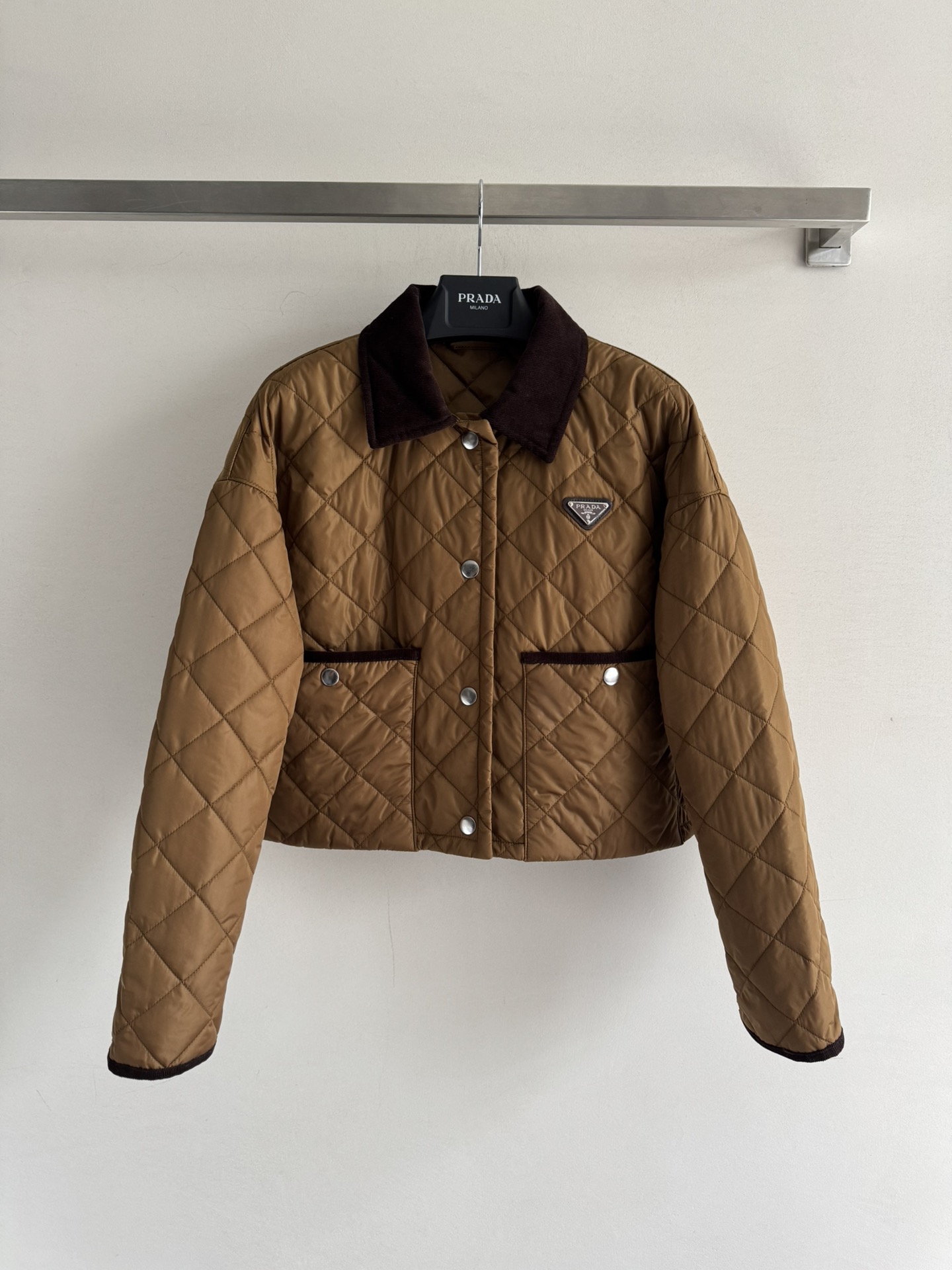 NO:498848,PRAD*25FW new diamond pattern cotton jacket jacket classic triangular embellishment decoration on the chest with contrasting corduroy lapel design. Quality details are exquisite and high-end and fashionable. Warm and light and comfortable. A must-have artifact for autumn and winter. Two-color SML-,,prada, jackets & coats, jackets & coats, alexander wang19860909PRAD*25FW秋冬新款菱格纹棉服夹克外套胸前经典三角标点缀装饰 搭配撞色灯芯绒翻领设计 品质细节做工精致又高级时髦 保暖轻盈舒适 秋冬必备神器两色SML-,,prada,jackets & coats,jackets & coats,alexander wang,Women's clothing