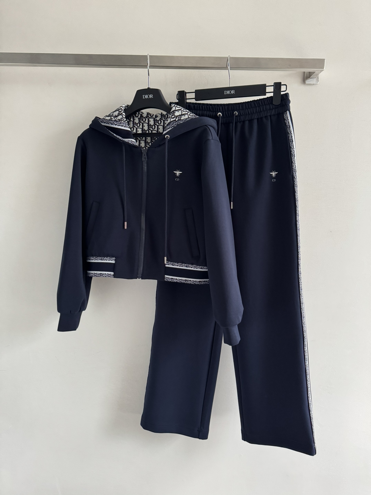 NO:498880,Dio*25FW new hooded sweatshirt suit hooded zipper sweatshirt jacket drawstring elastic waist loose pants A set of casual, comfortable and sports style is very nice letter webbing design is exquisite and exquisite. Even if you match it separately, it is easy to control. It is super good in style. It is not picky about people. It is easy to control the visual feeling when you go out on the street. Fashionable and exquisite must be entered. SML-, dior, hoodie, sweatshirts, jackets & coats, hats, alexander wang19860909Dio*25FW新款连帽卫衣套装连帽拉链卫衣外套抽绳松紧腰宽松裤 一套上身休闲舒适运动风很nice字母织带设计精致精致加分 即便分开去做搭配也是轻松好驾驭,版型超好 不挑人穿 轻松好驾驭日常出街即视感 时髦精必入,必须种草SML-,,dior,hoodie,sweatshirts,jackets & coats,hats,alexander wang,Women's clothing