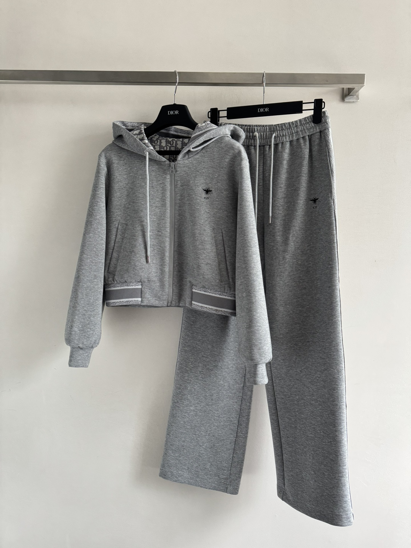 NO:498892,Dio*25FW new hooded sweatshirt suit hooded zipper sweatshirt jacket drawstring elastic waist loose pants A set of casual, comfortable and sports style is very nice letter webbing design is exquisite and exquisite. Even if you match it separately, it is easy to control. It is super good in style. It is not picky about people. It is easy to control the visual feeling when you go out on the street. Fashionable and exquisite must be entered. SML-, dior, hoodie, sweatshirts, jackets & coats, hats, alexander wang19860909Dio*25FW新款连帽卫衣套装连帽拉链卫衣外套抽绳松紧腰宽松裤 一套上身休闲舒适运动风很nice字母织带设计精致精致加分 即便分开去做搭配也是轻松好驾驭,版型超好 不挑人穿 轻松好驾驭日常出街即视感 时髦精必入,必须种草SML-,,dior,hoodie,sweatshirts,jackets & coats,hats,alexander wang,Women's clothing