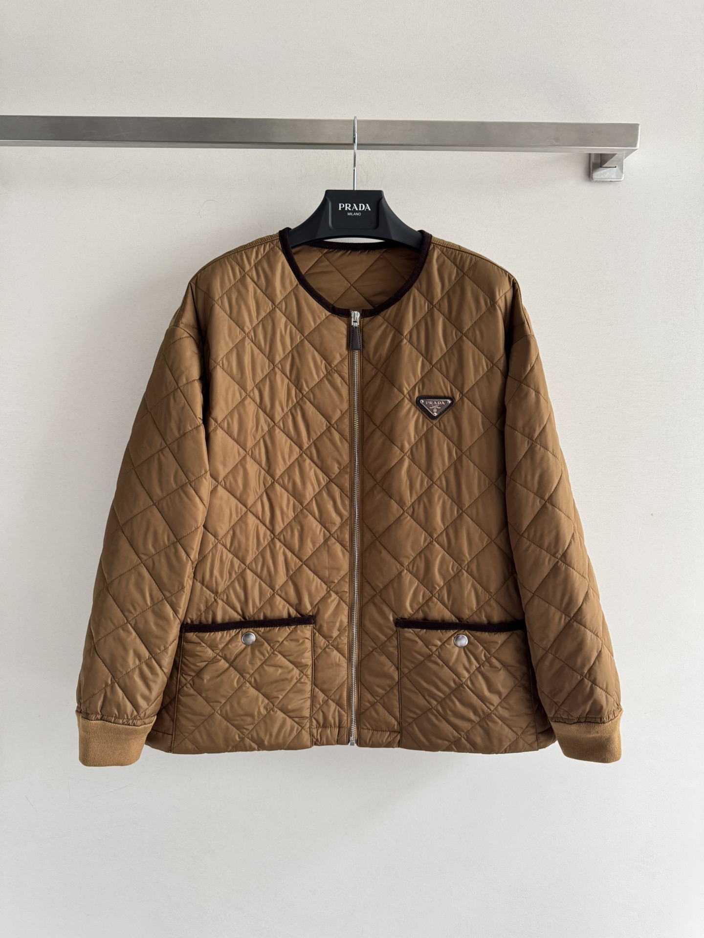 NO:498862,PRAD*25FW new diamond plaid round-neck cotton jacket with autumn and winter diamond plaid design is simple but not without style. Classic triangle markings on the chest are decorated with low-key luxury. Quality details are exquisite and high-end and fashionable. Warm and light and comfortable. Two-color artifacts for autumn and winter. SML-,,prada, jackets & coats,alexander wang19860909PRAD*25FW秋冬新款菱格纹圆领棉服外套菱格设计简约却不失格调 胸前经典三角标点缀装饰 低调中透着奢华 品质细节做工精致又高级时髦 保暖轻盈舒适 秋冬必备神器两色SML-,,prada,jackets & coats,alexander wang,Women's clothing