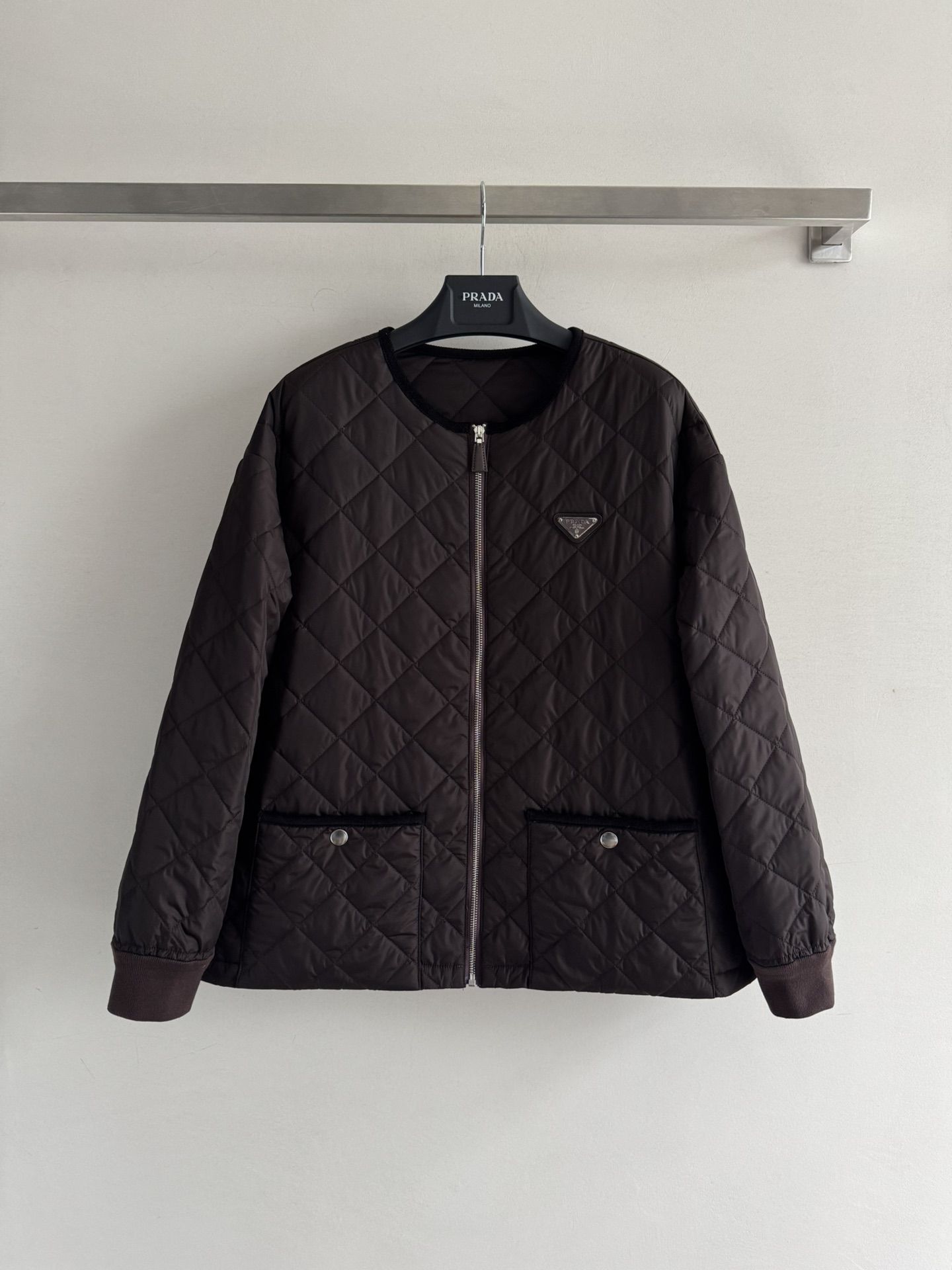 NO:498873,PRAD*25FW new diamond plaid round-neck cotton jacket with autumn and winter diamond plaid design is simple but not without style. Classic triangle markings on the chest are decorated with low-key luxury. Quality details are exquisite and high-end and fashionable. Warm and light and comfortable. Two-color artifacts for autumn and winter. SML-,,prada, jackets & coats,alexander wang19860909PRAD*25FW秋冬新款菱格纹圆领棉服外套菱格设计简约却不失格调 胸前经典三角标点缀装饰 低调中透着奢华 品质细节做工精致又高级时髦 保暖轻盈舒适 秋冬必备神器两色SML-,,prada,jackets & coats,alexander wang,Women's clothing