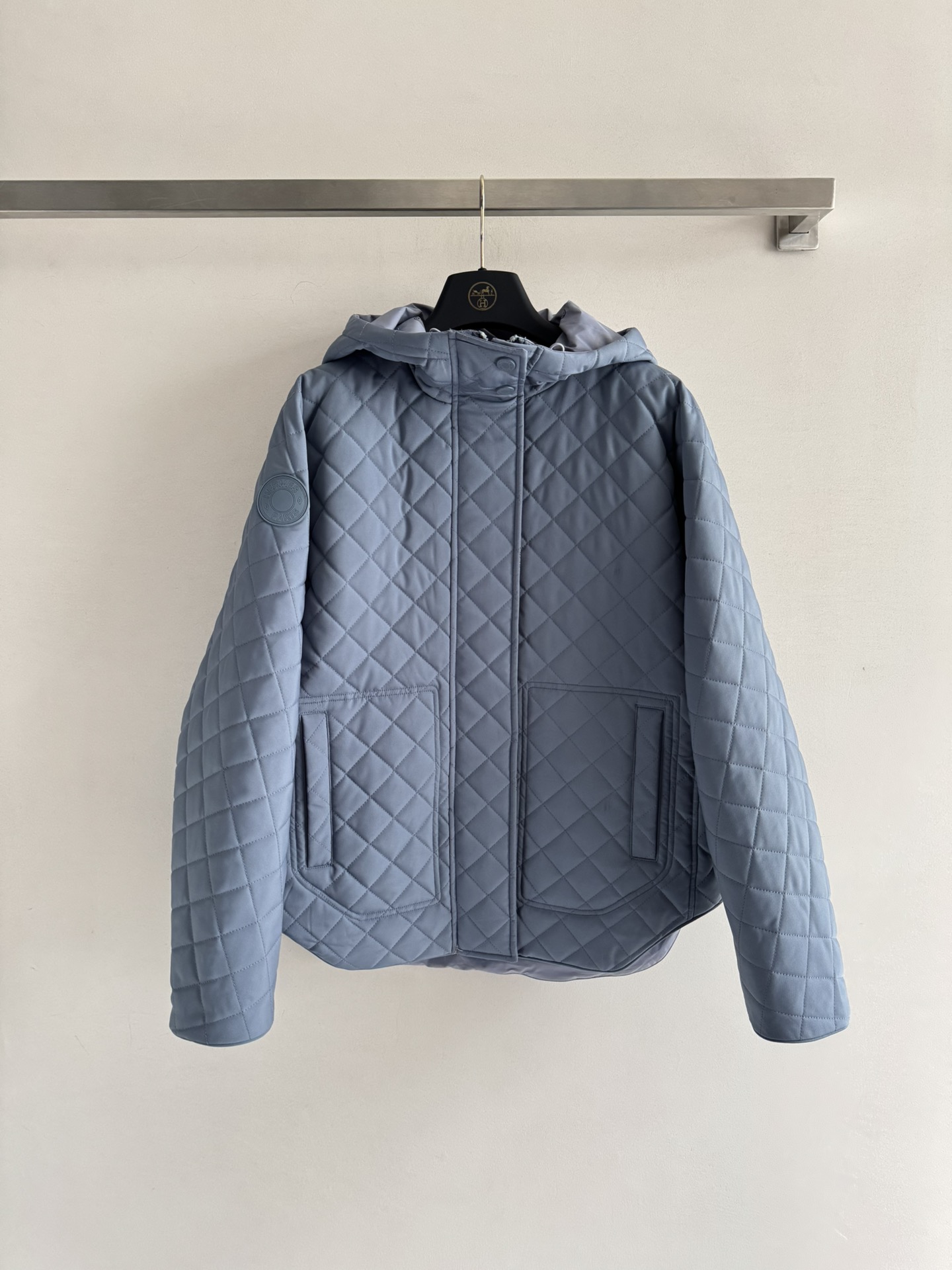 NO:498834,Hermé*25FW autumn and winter new style, hooded double-sided cotton jacket, classic plaid design, two sides can be worn warm and full of three-dimensional tailoring, shoulder-drop style lazy and fashionable. The hem tailoring adds a fashionable style, integrating exquisiteness and elegance, versatile and classic out of time ~ you can directly close your eyes and enter two colors SML, hermes, jackets & coats, hats, alexander wang19860909Hermé*25FW秋冬新款 连帽双面穿棉服外套,经典的格纹设计,两面可穿保暖度十足立体剪裁落肩版型慵懒时髦 下摆剪裁增添时尚格调,将精致高雅融为一体,百搭经典不过时～直接闭眼可入两色SML,,hermes,jackets & coats,hats,alexander wang,Women's clothing