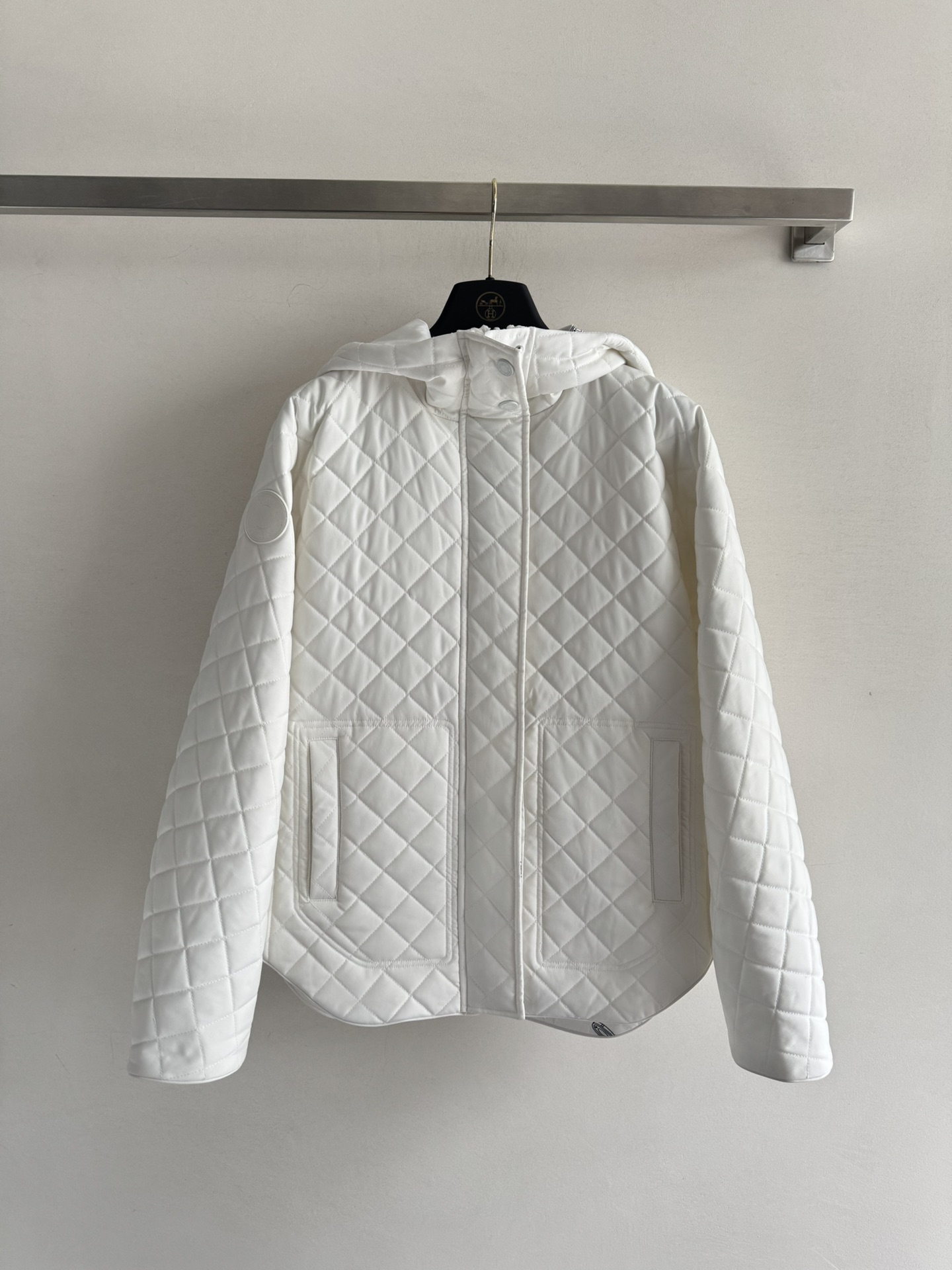 NO:498820,Hermé*25FW autumn and winter new style, hooded double-sided cotton jacket, classic plaid design, two sides can be worn warm and full of three-dimensional tailoring, shoulder-drop style lazy and fashionable. The hem tailoring adds a fashionable style, integrating exquisiteness and elegance, versatile and classic out of time ~ you can directly close your eyes and enter two colors SML-, hermes, jackets & coats, hats, alexander wang19860909Hermé*25FW秋冬新款 连帽双面穿棉服外套,经典的格纹设计,两面可穿保暖度十足立体剪裁落肩版型慵懒时髦 下摆剪裁增添时尚格调,将精致高雅融为一体,百搭经典不过时～直接闭眼可入两色SML-,,hermes,jackets & coats,hats,alexander wang,Women's clothing