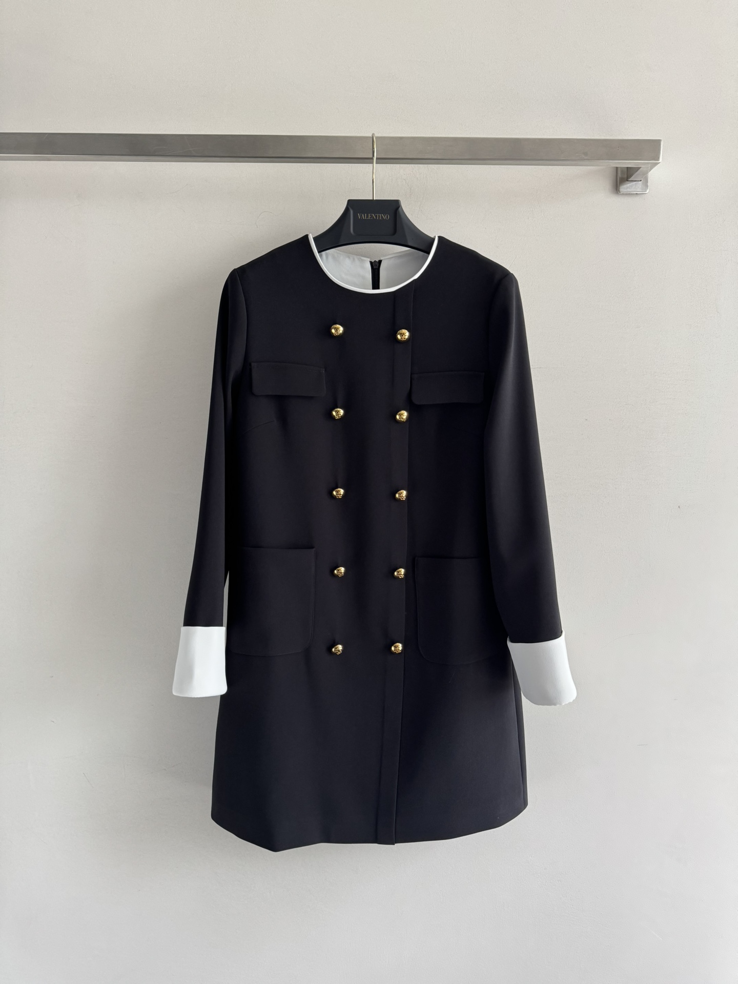 NO:498844,Valentin* new 25FW celebrity style dress. The straight-tube style cut can be shaped with strong shape. The customized double-breasted button is very high-end. Simple and generous. The upper body is super elegant. The contrasting color and edge decoration are classic and durable. It is simple without losing its aura. It does not regret series. SML-, valentino, skirts, alexander wang19860909Valentin*新款25FW名媛风连衣裙 直筒的版型剪裁可塑造型较强,定制的双排扣很有高级感 简单大方 上身超有气质 口撞色挽边装饰经典耐看,简单而不失气场 不入后悔系列 SML-,,valentino,skirts,alexander wang,Women's clothing