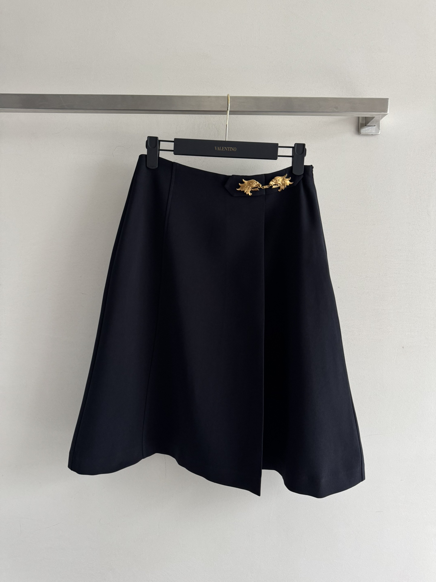 NO:498858,Valentin*25FW new skirt, waist-head heavy work lion head decoration design, A-line style, large tolerant, versatile and generous upper body, easy to wear and elegant temperament, and a famous lady style, it is very suitable for daily commuting or party occasions!  SML-, valentino, skirts, alexander wang19860909Valentin*25FW新款半身裙 腰头重工狮子头装饰设计,A字版型 包容大,上身百搭又大方,轻松穿出气质优雅,名媛淑女风,无论是日常通勤还是聚会场合都很适合！SML-,,valentino,skirts,alexander wang,Women's clothing