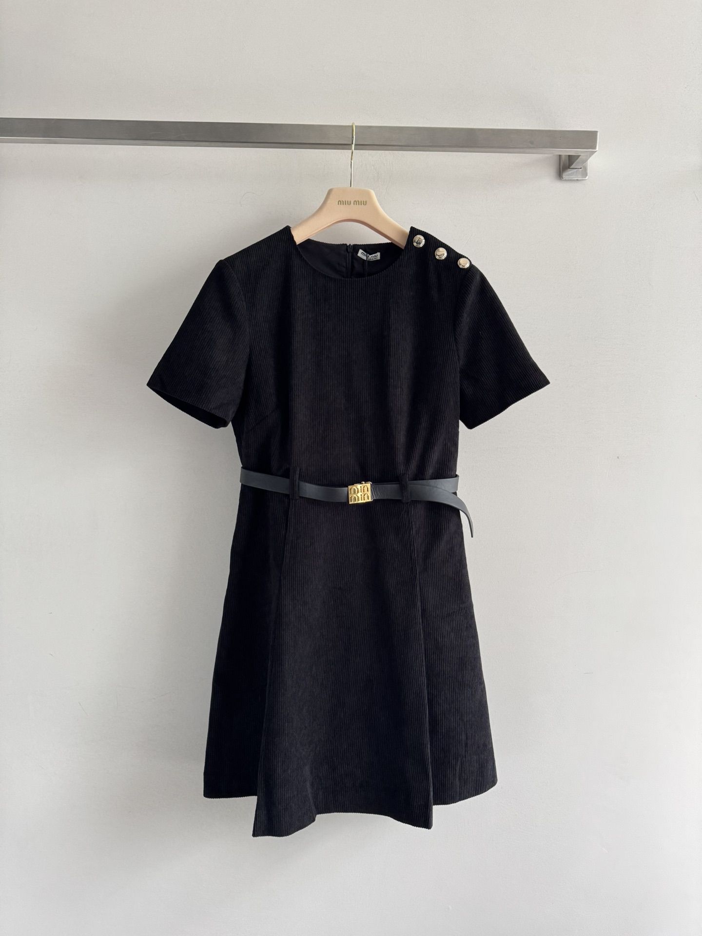 NO:498837,MiuMi*FW new dress with waist buckles, classic slim-fit dress with simple round neck and short sleeves, daily commuting and leisure and shopping, invisible zipper waist design, metal buckle with buckle belts on both sides of the waist circumference, elegant temperament to reduce age, pleated waist waist slimming effect to make the upper body look 5 pounds slimming, elegant temperament to the upper body ~ SMEL-,,miumiu, skirts, T-shirt, alexander wang19860909MiuMi*FW新款连衣裙收腰肩扣修身经典连衣裙,简约圆领短袖设计 日常通勤和休闲逛街都可以 后背隐形拉链收腰设计 腰围两侧有扣挂腰带的金属扣收腰 气质优雅减龄,打褶收腰上身视觉效果显瘦五斤,上身气质高雅～ＳＭＬ-,,miumiu,skirts,T-shirt,alexander wang,Women's clothing