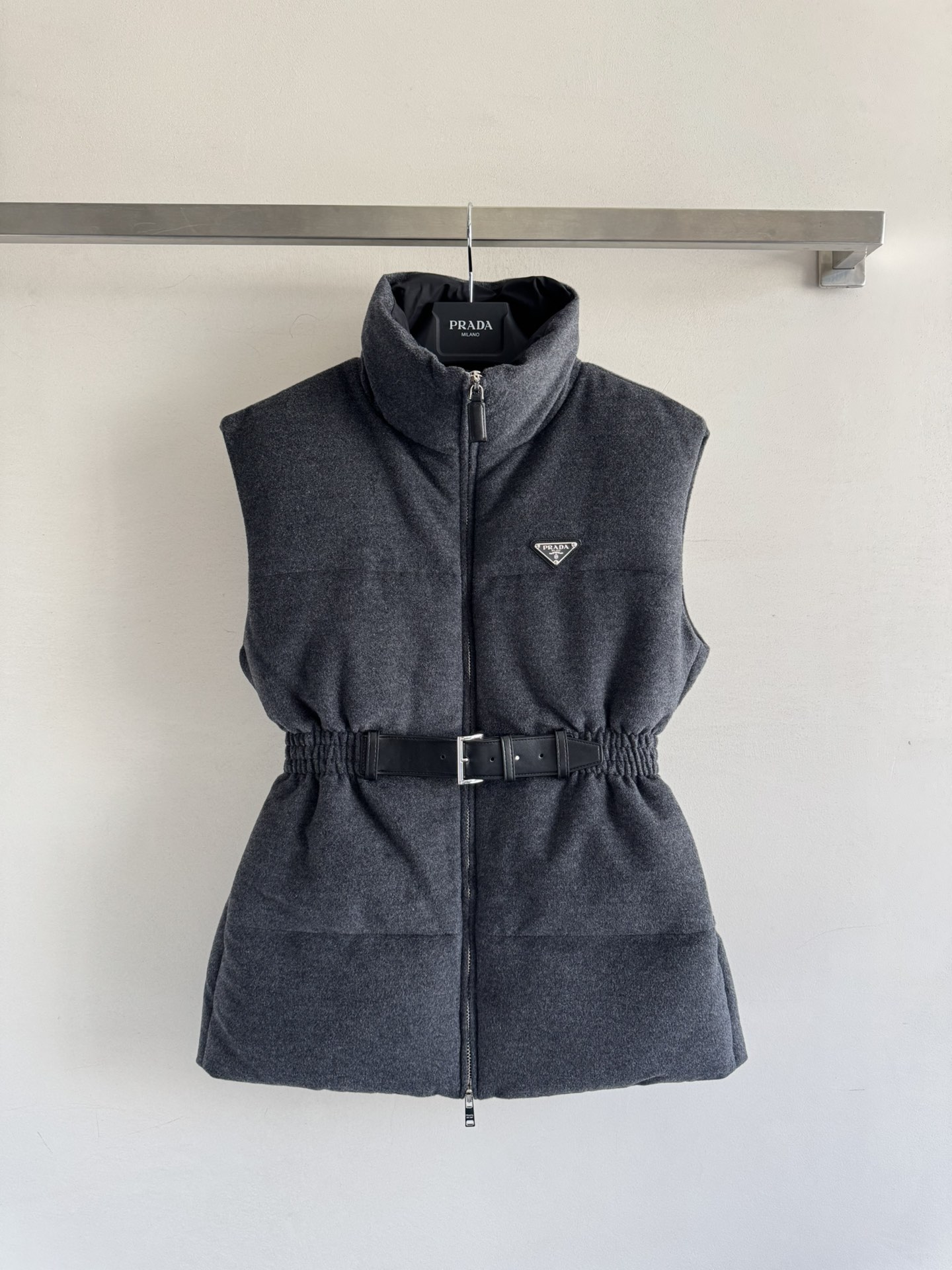 NO:499564,With dust bag PRAD* latest stand-up collar belt waist down vest with autumn and winter, three-dimensional tailoring waist design, paired with leather belt decoration, classic triangle logo embellishment on the chest, fashionable and handsome upper body, using 90 white goose down, extremely warm, street style layered warm items, essential for autumn and winter!  SML, prada, down jacket, alexander wang19860909配防尘袋PRAD*秋冬最新款立领皮带束腰羽绒马甲 立体剪裁束腰设计 搭配皮质腰带装饰 胸前经典三角标logo点缀 版型上身时髦又帅气 采用90白鹅绒 保暖性极强 街头风叠搭保暖单品 秋冬必备！SML,,prada,down jacket,alexander wang,Women's clothing