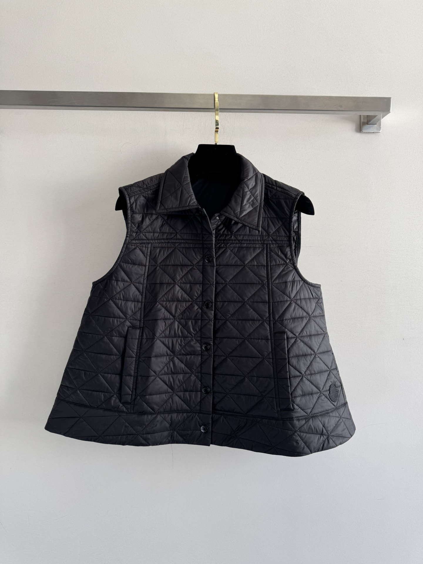 NO:499573,Moncler25 masked autumn and winter new lapel cotton jacket vest hem badge letters LOGO logo paired with classic double pocket design, simple and elegant, simple and luxurious, lightweight, convenient and versatile. It is OK to match with sweaters and sweaters, fashionable and versatile~SML!  , Moncler, hoodie, sweatshirts, sweaters, alexander wang19860909Moncler25蒙口秋冬新款翻领棉服马甲下摆徽章字母LOGO标识 搭配经典双口袋设计 简约大气 简约也不失奢华贵气 轻巧方便还百搭 搭配毛衣卫衣都可以,时尚百搭不过时～SML！,,Moncler,hoodie,sweatshirts,sweaters,alexander wang,Women's clothing