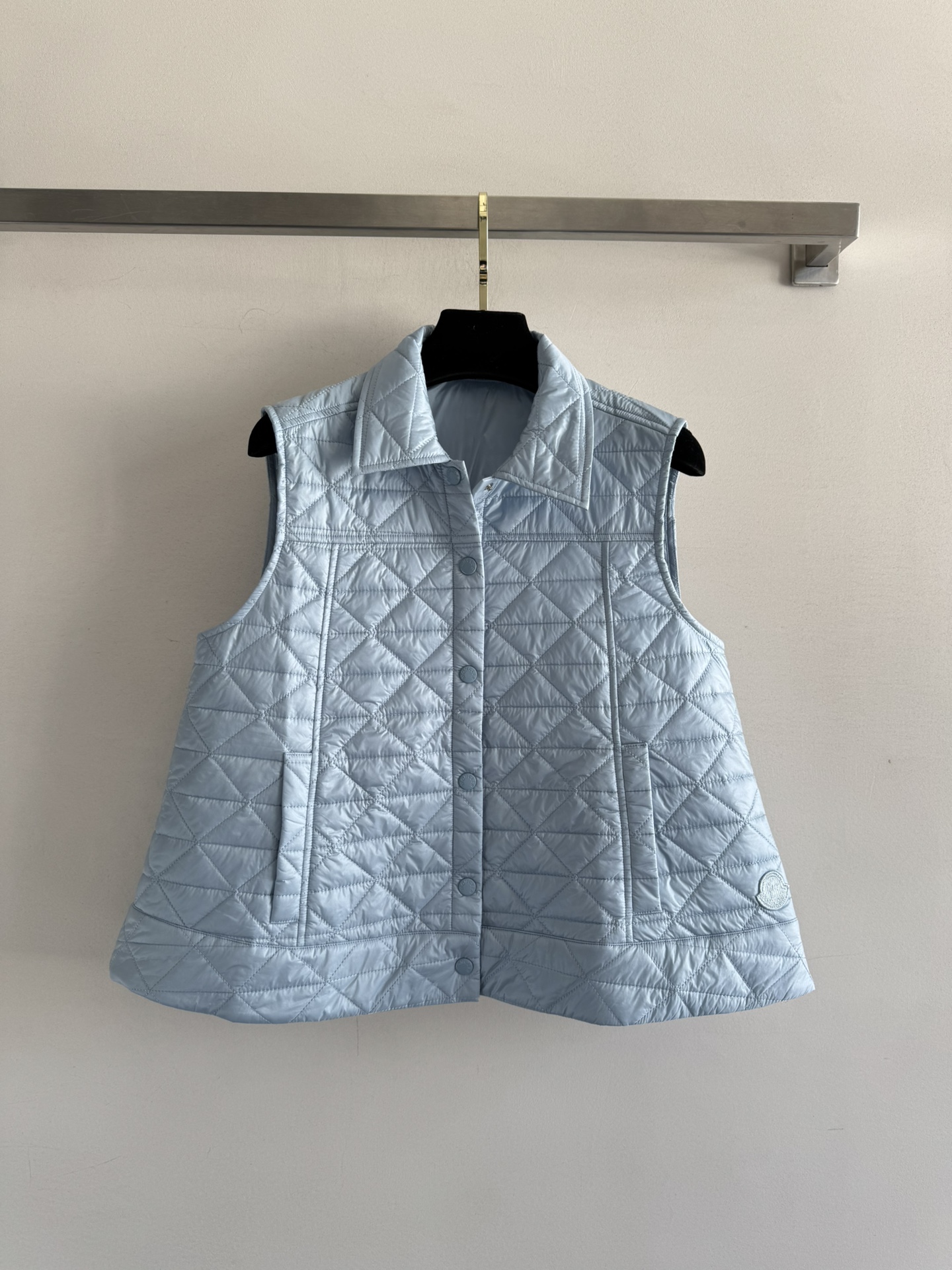 NO:499582,Moncler25 masked autumn and winter new lapel cotton jacket vest hem badge letters LOGO logo, matched with classic double pocket design, simple and elegant, simple and luxurious, lightweight, convenient and versatile. It is OK to match with sweaters and sweaters, fashionable and versatile~SML!  , Moncler, hoodie, sweatshirts, sweaters, alexander wang19860909Moncler25蒙口秋冬新款翻领棉服马甲下摆徽章字母LOGO标识 搭配经典双口袋设计 简约大气 简约也不失奢华贵气 轻巧方便还百搭 搭配毛衣卫衣都可以,时尚百搭不过时～SML！,,Moncler,hoodie,sweatshirts,sweaters,alexander wang,Women's clothing