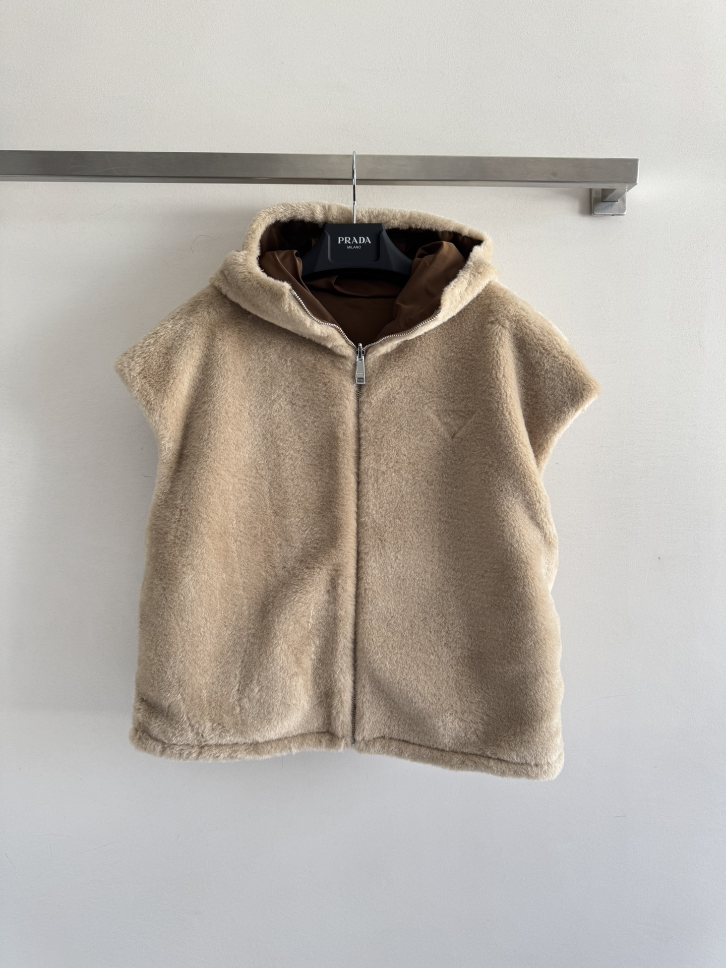 NO:499558,Prad*25FW autumn and winter new hooded zipper double-sided vest jacket, one side is a regular nylon fabric, and the other side is plush to make one dress warm and fashionable!  ＳＭＬ,,prada,jackets & coats,hats,alexander wang19860909Prad*25FW秋冬新款连帽拉链双面穿的马甲外套,一面是常规的尼龙面料,一面是羊毛绒实现一衣多穿既保暖又时髦！ＳＭＬ,,prada,jackets & coats,hats,alexander wang,Women's clothing