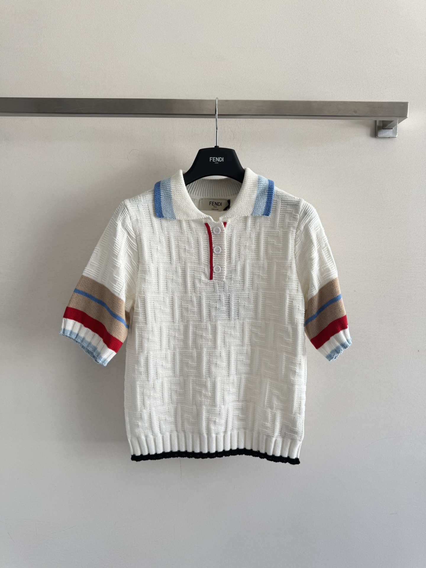 NO:499589,Fend*25FW new knitted Polo top, classic double F letter jacquard highlights the brand's fashion trend, fashionable and elegant ~ the basic version is not picky, good inclusiveness, simple and neat three-color SML, fendi, alexander wang19860909Fend*25FW新款针织Polo上衣,经典双F字母提花彰显品牌时尚潮流 时尚大气～基础版型不挑人 包容性好 简单利落三色SML,,fendi,alexander wang,Women's clothing