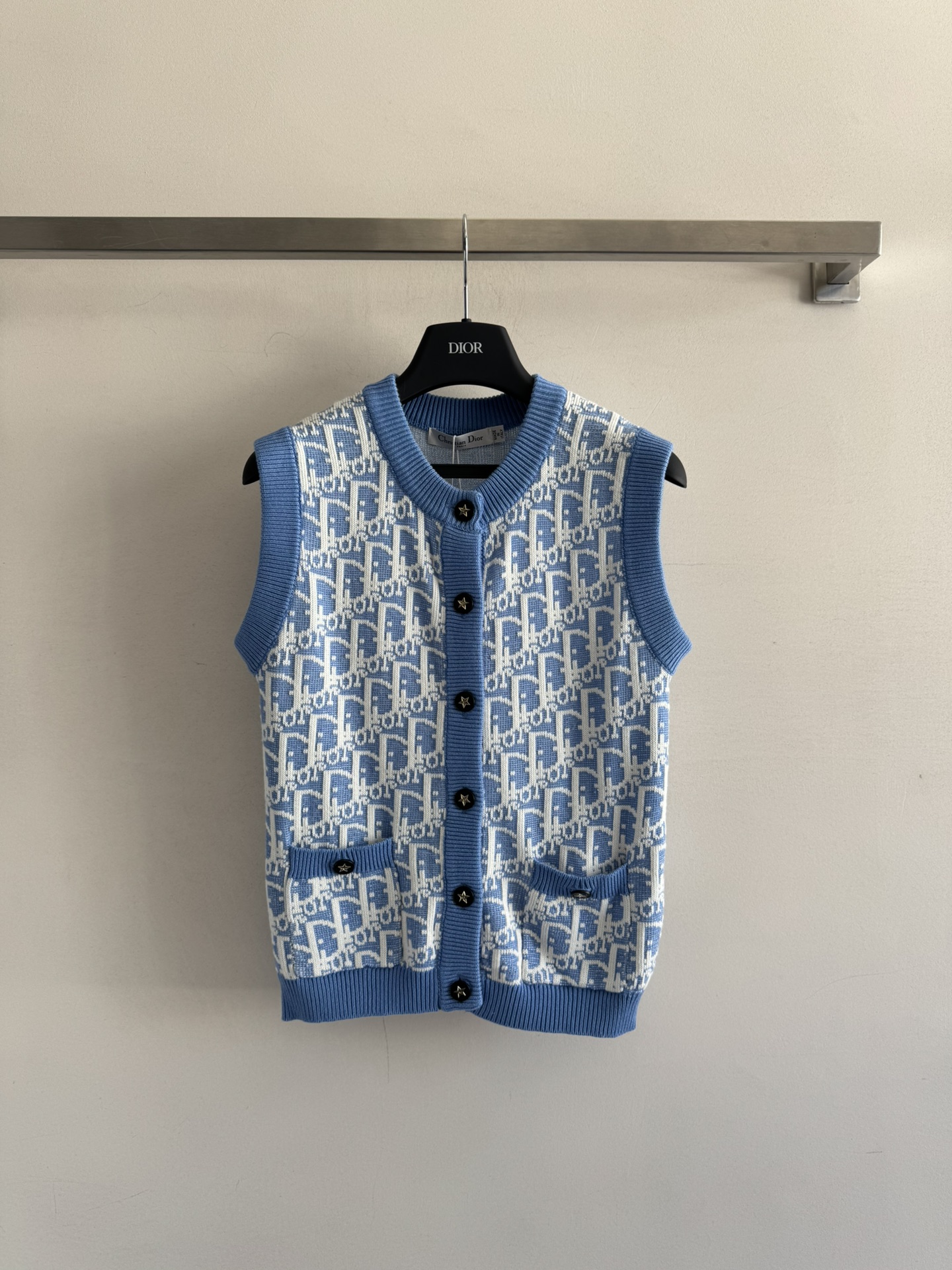 NO:499593,Dio*25FW new round neck knitted vest, letter logo jacquard design on the back, full of D-shaped embellishments on the whole body, custom five-star buttons, fashionable and versatile, not picky, regular style, fashionable and three colors of fashionable items!  SML, dior,alexander wang19860909Dio*25FW新款圆领针织马甲 后面字母logo提花设计 布满全身D字点缀,定制五星纽扣眼前一亮时髦百搭不挑人,常规版型 时尚单品三色！SML,,dior,alexander wang,Women's clothing