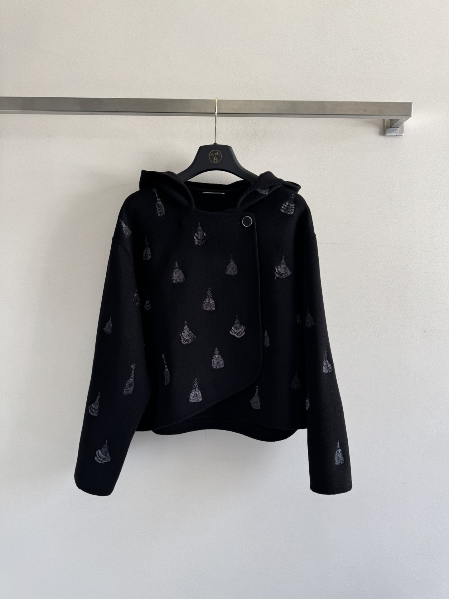 NO:499590,With dust bag Hermé*25FW new high-quality cashmere heavy-duty embroidered jacket, heavy-duty hand-embroidered hooded short coat coat~ hand-embroidered three-dimensional texture, top-grade cashmere fabric is soft and not tickle, soft and skin-friendly. It is like being wrapped in clouds, warm and first-class, and has stylish and comfortable. The fantasy linkage between Chinese elements and French elegance, you will be a rich flower in the world when you wear it!  It can also be easily controlled in the winter in the north. The fabric is delicate and has a slight gloss. The sun is soft and light, and the low-key and high-end patterns are looming. Embroidery adds a sense of layering. The details are full of details. Wear it. The whole person is gentle and atmospheric. Elegant and intellectual. Daily commuting. It is very suitable for attending dinners!  Two-color SML, hermes, jackets & coats,hats,alexander wang19860909配防尘袋Hermé*25FW新款高品质羊绒重工刺绣外套 重磅手工刺绣连帽短款大衣外套～手工刺绣立体有质感 顶级山羊绒面料柔软不扎 软糯亲肤 贴身穿就像被云朵包裹,保暖性一流,同具备有型舒服 中式元素和法式优雅的梦幻联动,穿上你就是人间富贵花！北方的冬天也能轻松拿捏 面料纹理细腻 有微微的光泽感 阳光下泛着柔和光晕,低调又高级若隐若现的花纹 刺绣 增加了层次感 细节满分 穿上它 整个人温柔又大气 优雅知性 日常通勤 参加晚宴都超适配！两色SML,,hermes,jackets & coats,hats,alexander wang,Women's clothing