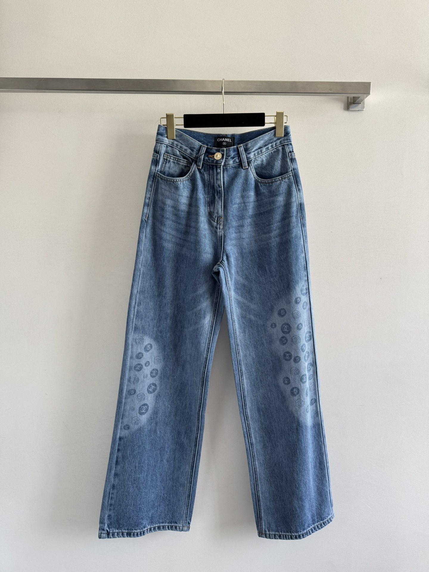 NO:499559,CHANE*25FW new jeans with a thin denim fabric with excellent comfort, strong texture and crisp and stylish, old contrasting color printed letter embellishment, fashionable and fashionable styles are easy to wear and match, and all kinds of items are good to look casual and cool, fashionable and lazy style SML-, chanel, jeans, alexander wang19860909CHANE*25FW新款牛仔裤洗水的薄款牛仔面料舒适度超好的 肌理感强又挺括有型 做旧撞色印花字母点缀 时尚潮流版型好穿好搭配 随意搭配各种单品都好看 可休闲可酷飒 时髦慵懒范SML-,,chanel,jeans,alexander wang,Women's clothing