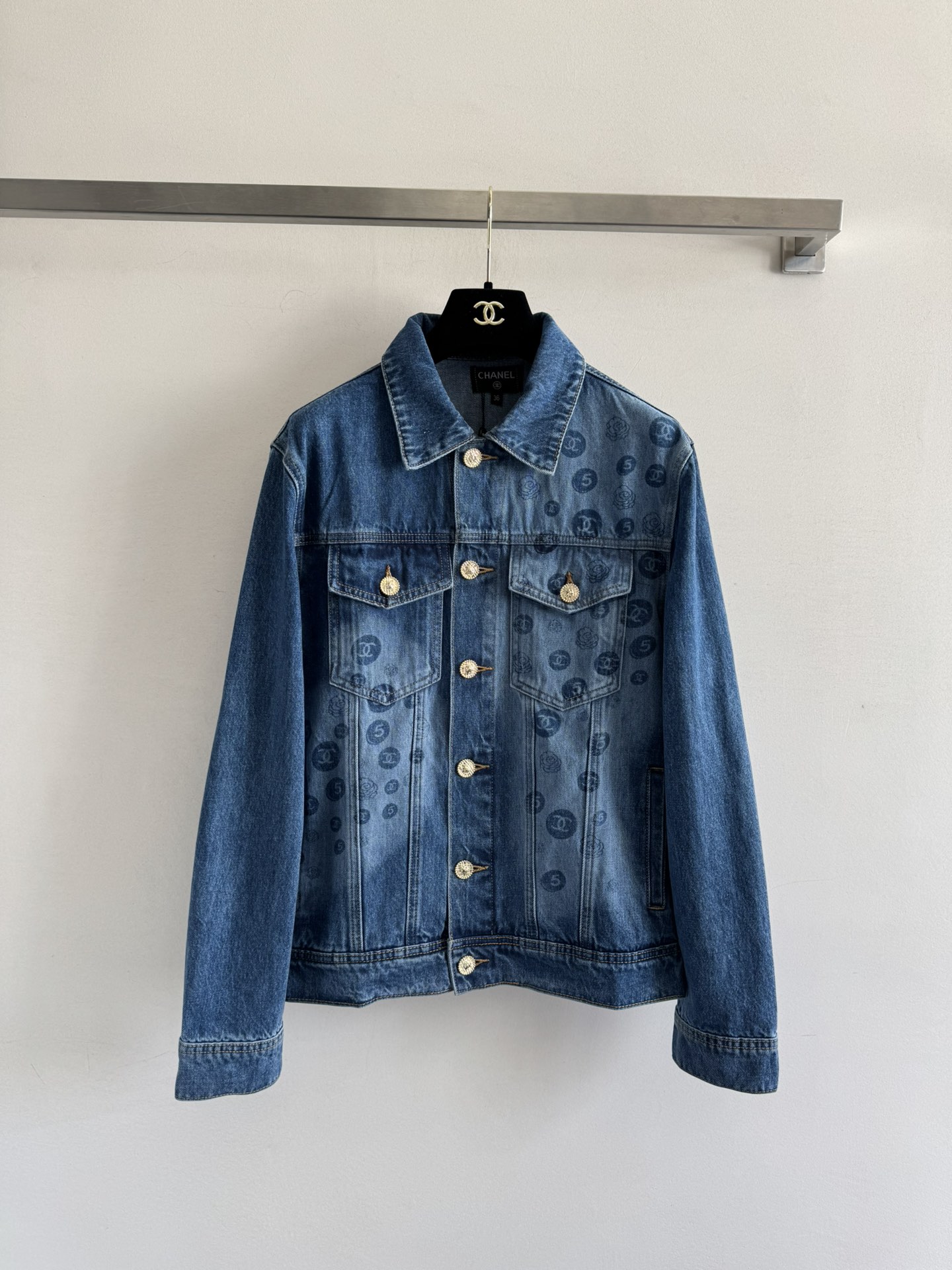 NO:499600,CHANE*25FW new denim jacket, cowboy is comfortable and durable, with a great feeling of wearing experience. The large loose design not only makes you look slim and covers your flesh, but also adds a casual and lazy feeling to your look. The combination of denim and brand printing reshapes the charm of denim and the double C decoration on the back makes the overall look more layered, and the upper body effect is definitely beyond your expectations!  Whether paired with skirts or jeans, they can show a different style. SML-, chanel, skirts, jeans, jackets & coats, alexander wang19860909CHANE*25FW新款牛仔衣外套洗水牛仔舒适耐穿 穿着体验感极佳大版宽松设计 不仅显瘦遮肉 还能为你的造型增添随性慵懒的感觉,牛仔与品牌印花结合 重塑丹宁的魅力后背处双C装饰 让整体看起来更有层次感,上身效果绝对超乎你的预期！无论是搭配裙子还是牛仔裤,都能展现出不一样的风采SML-,,chanel,skirts,jeans,jackets & coats,alexander wang,Women's clothing