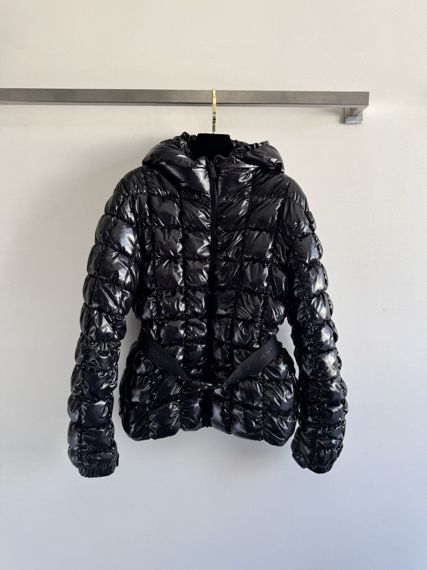 NO:578678,Comes with dust bag Moncle*25Fw new autumn and winter Emilion women's waisted square quilted down vest丨The fabric glows with delicate pearlescent light under the light, as delicate as if it is covered with liquid crystal. The three-dimensional square quilting is like the geometric lines of architectural cuts, and is filled with fluffy and full goose down, which has both warmth and warmth.  with a neat silhouette. The hooded design adds a gentle aura, the belt and large buckle slim the waist, and the iconic circular logo on the left low-key highlights the brand identity. Whether it is worn under a dress or a layered sweatshirt, it can inject a sweet and cool sense of luxury into the look. It is an eye-catching item to brighten the autumn and winter. Size 0-1-2  —,,hoodie,sweatshirts,skirts,down jacket,hats,alexander wang19860909配防尘袋Moncle*25Fw秋冬新款Emilion女士收腰方形绗缝羽绒马甲丨面料在光线照射下泛着细腻珠光,仿佛覆盖液态水晶般精致.立体方形绗缝如建筑切割的几何线条,内填蓬松饱满的鹅绒,兼具保暖性与利落轮廓.连帽设计增添温柔气场,腰带与大扣环收腰显瘦,左侧标志性圆形徽标低调彰显品牌身份.无论是内搭连衣裙还是叠穿卫衣,都能为造型注入甜酷兼具的高级感,是秋冬季节点亮穿搭的吸睛单品.尺码0-1-2 —,,hoodie,sweatshirts,skirts,down jacket,hats,alexander wang,Women's clothing