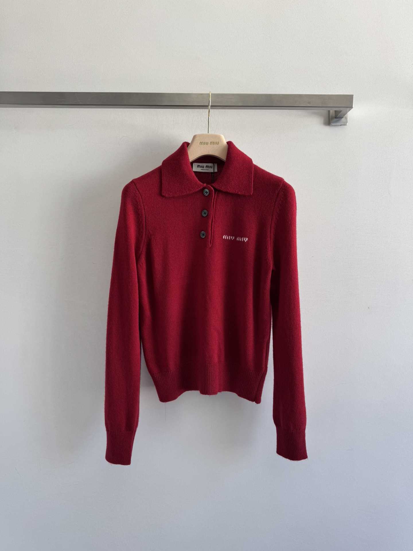 NO:500391,Miumi*25 autumn and winter new POLO sweater, classic regular style, embroidery embroidery on chest letters, half-open chest lapel with button long sleeve design, soft and comfortable texture, versatile and fashionable, age-reducing miu girls two colors SML, miumiu, alexander wang19860909Miumi*25秋冬新款POLO针织衫,经典常规版型,胸前字母刺绣点缀 半开胸翻领配纽扣长袖设计,质感柔软舒适,百搭时尚 减龄miu女孩两色SML,,miumiu,alexander wang,Women's clothing