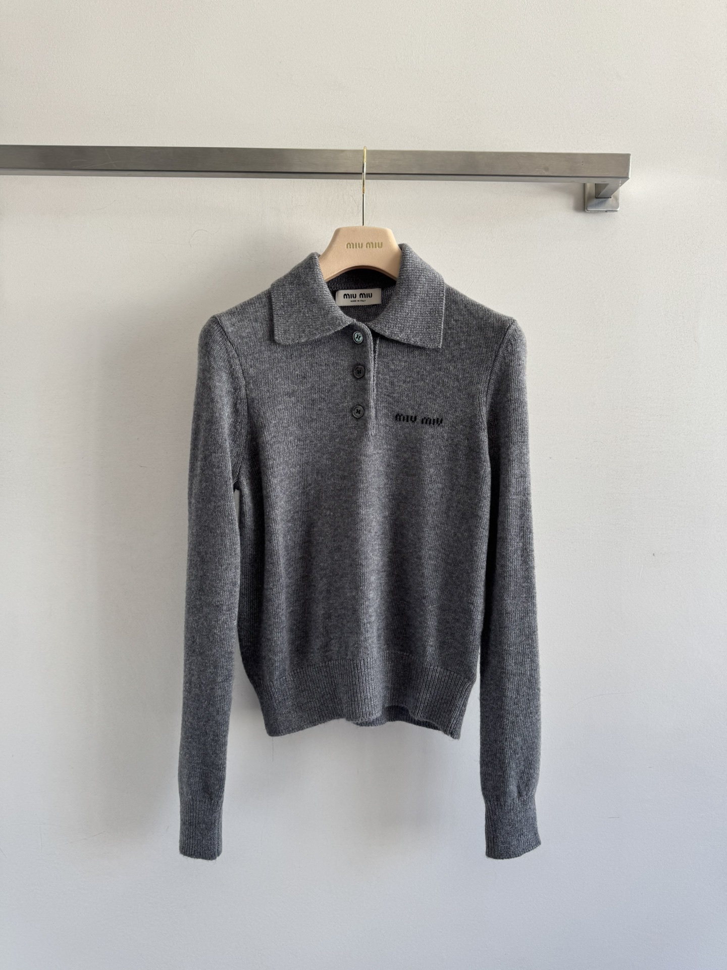 NO:500364,Miumi*25 autumn and winter new POLO sweater, classic regular style, embroidery embroidery on chest letters, half-open chest lapel with button long sleeve design, soft and comfortable texture, versatile and fashionable, age-reducing miu girls two colors SML, miumiu, alexander wang19860909Miumi*25秋冬新款POLO针织衫,经典常规版型,胸前字母刺绣点缀 半开胸翻领配纽扣长袖设计,质感柔软舒适,百搭时尚 减龄miu女孩两色SML,,miumiu,alexander wang,Women's clothing