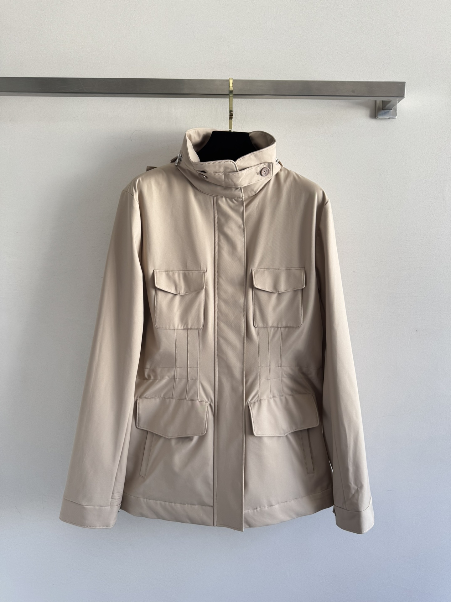 NO:500378,LoroPian*25FW classic casual jacket jacket is waterproof and windproof, light and wrinkle-resistant, very powerful, from comfort to its lightness, the style is not picky, and it is full of tone. There is a drawstring strap at the waist, which can be adjusted and pulled freely. Italian customers provide high-tech fabrics, soft and waterproof, cashmere lining is delicate and warm, custom YB zippers and metal buckles, the hat on the back can be removed, or the hat can be stored, the cuff snaps can be adjusted, and the details are superb. It is suitable for wearing during leisure time and travel. SML-,,loro piano, jackets & coats, jackets & coats, hats, alexander wang19860909LoroPian*25FW经典之作休闲夹克外套防水防风处理,既轻盈又抗皱,功能性很强从舒适度再到它的轻便性都很赞,风格不挑人,腔调十足.腰部有抽绳带,可以自由调节抽拉,意大利客供高科技面料,柔软而且防水,羊绒内衬上身细腻保暖,定制YB拉链和金属扣,后面帽子可以脱卸,也可以收纳帽子,袖口按扣开合可调节,细节感满满超级赞的一款风衣外套,适合闲暇时光与旅行时穿着.SML-,,loro piana,jackets & coats,jackets & coats,hats,alexander wang,Women's clothing
