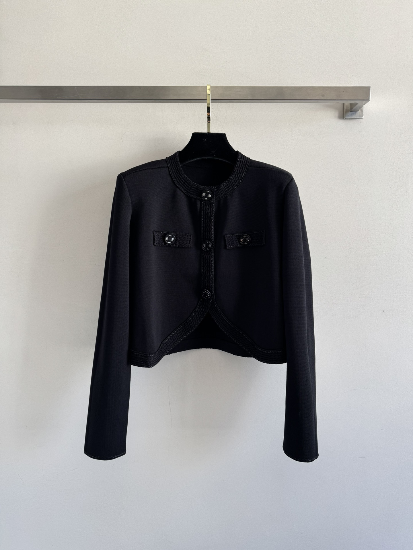 NO:501109,CHANE*25FW new short knitted cardigan exquisite button decoration, round neck simple and fashionable, showing temperament and versatile. The fit short design highlights the slim waist, making the overall body proportions smooth cut ~ versatile everyday!  Two-color SML, chanel,alexander wang19860909CHANE*25FW新款短款针织开衫精致纽扣装饰 圆领简约时尚 显气质又百搭 合身的短款设计 凸显出小蛮腰 显得身材比例整体剪裁流畅～日常百搭！两色SML,,chanel,alexander wang,Women's clothing