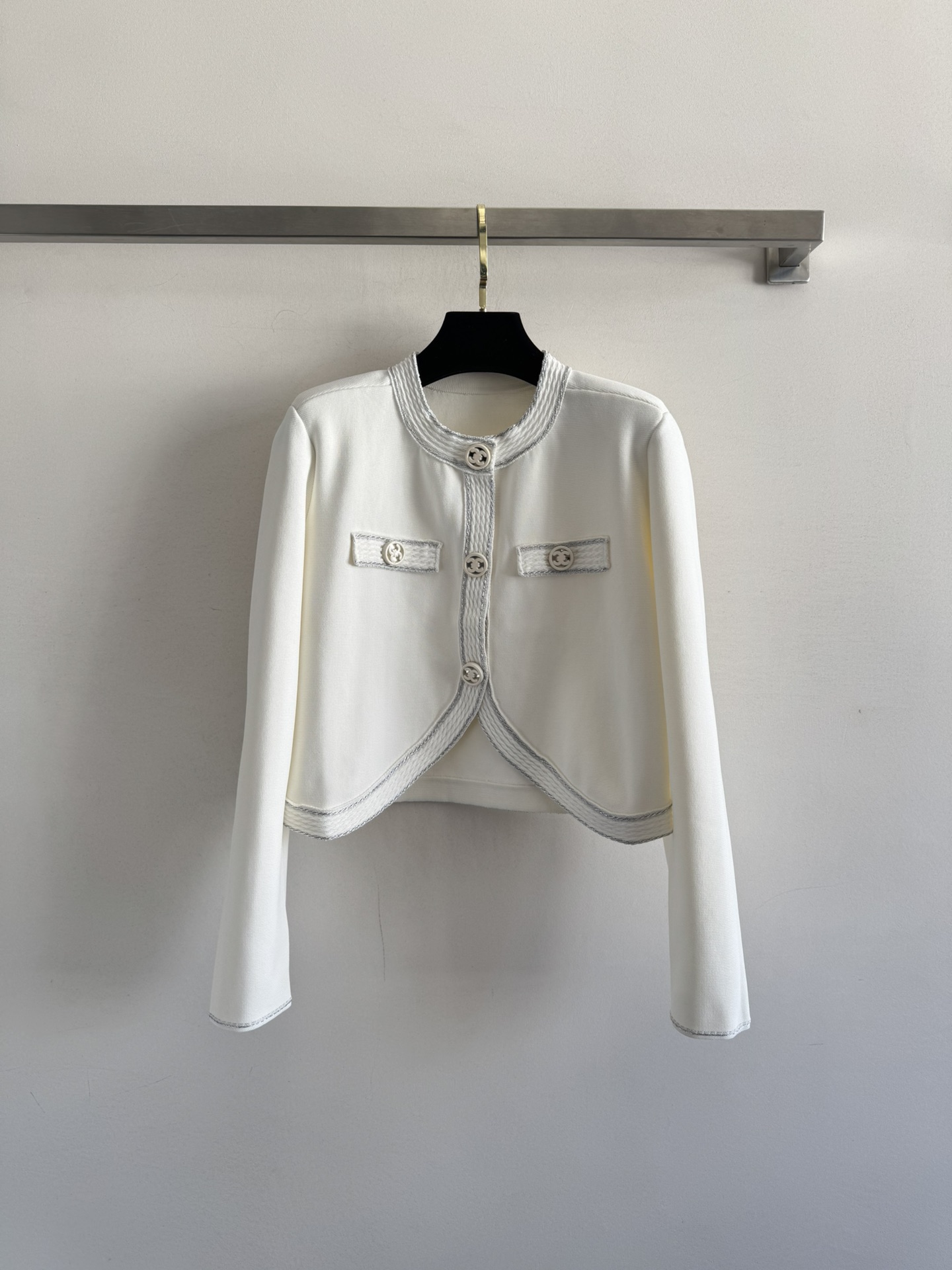 NO:501118,CHANE*25FW new short knitted cardigan exquisite button decoration, round neck simple and fashionable, showing temperament and versatile. The fit short design highlights the slim waist, making the overall body proportions smooth cut ~ versatile everyday!  Two-color SML, chanel,alexander wang19860909CHANE*25FW新款短款针织开衫精致纽扣装饰 圆领简约时尚 显气质又百搭 合身的短款设计 凸显出小蛮腰 显得身材比例整体剪裁流畅～日常百搭！两色SML,,chanel,alexander wang,Women's clothing