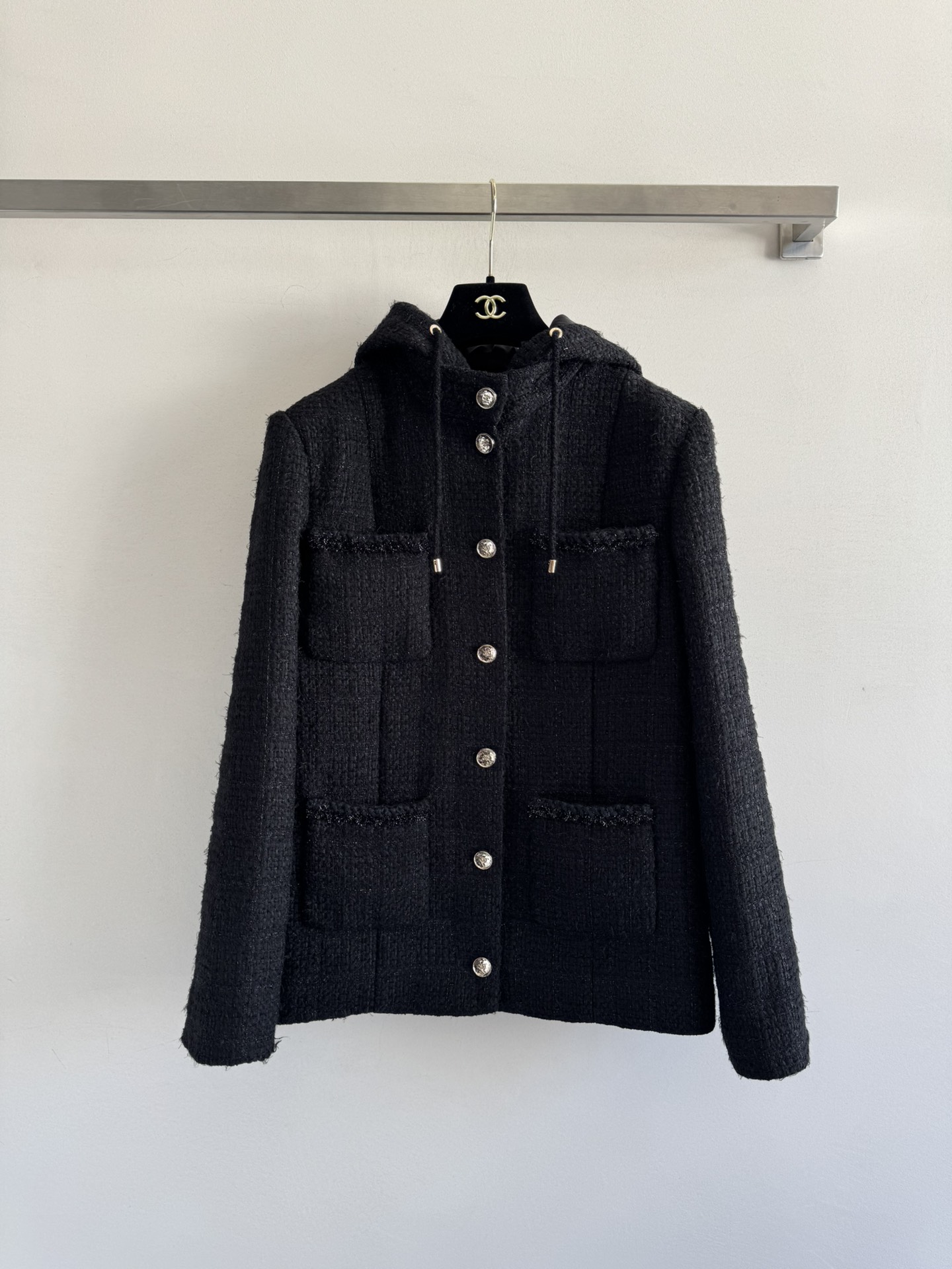 NO:500370,CHANE*25 autumn and winter new style, detachable hooded coarse jacket customized YB imported wool rough material, obvious texture, excellent texture, create a famous style of Xiangjia celebrity style, silhouette shoulder-shaped style, paired with hooded printed placket button decoration, casual details and elegant atmosphere, highlight the brand style, the woven texture interspersed with silver wire is obvious, showing luxury without losing temperament, multiple pocket embellishments, rich details, ready-to-wear makes the texture to the extreme, salty and sweet, fashionable jacket SML, chanel, chanel, jackets & coats, hats, alexander wang19860909CHANE*25秋冬新款 可拆卸连帽粗纺外套定制YB进口羊毛呢粗纺材质 肌理明显 质感上乘 打造香家名媛风典范 廓形正肩版型 搭配连帽印刻襟扣装饰 休闲感细节与优雅气息碰撞 凸显品牌格调 穿插银丝的编织肌理感明显 尽显奢华又不失气质 多重口袋点缀 丰富细节 成衣将质感做到极致 可盐可甜时髦外套SML,,chanel,chanel,jackets & coats,hats,alexander wang,Women's clothing