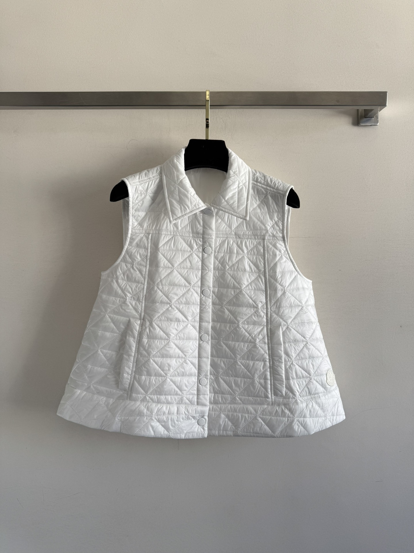 NO:500367,Moncler25 masked autumn and winter new lapel cotton jacket vest hem badge letters LOGO logo, matched with classic double pocket design, simple and elegant, simple and luxurious, lightweight, convenient and versatile. It is OK to match with sweaters and sweaters, fashionable and versatile~SML!  , Moncler, hoodie, sweatshirts, sweaters, alexander wang19860909Moncler25蒙口秋冬新款翻领棉服马甲下摆徽章字母LOGO标识 搭配经典双口袋设计 简约大气 简约也不失奢华贵气 轻巧方便还百搭 搭配毛衣卫衣都可以,时尚百搭不过时～SML！,,Moncler,hoodie,sweatshirts,sweaters,alexander wang,Women's clothing