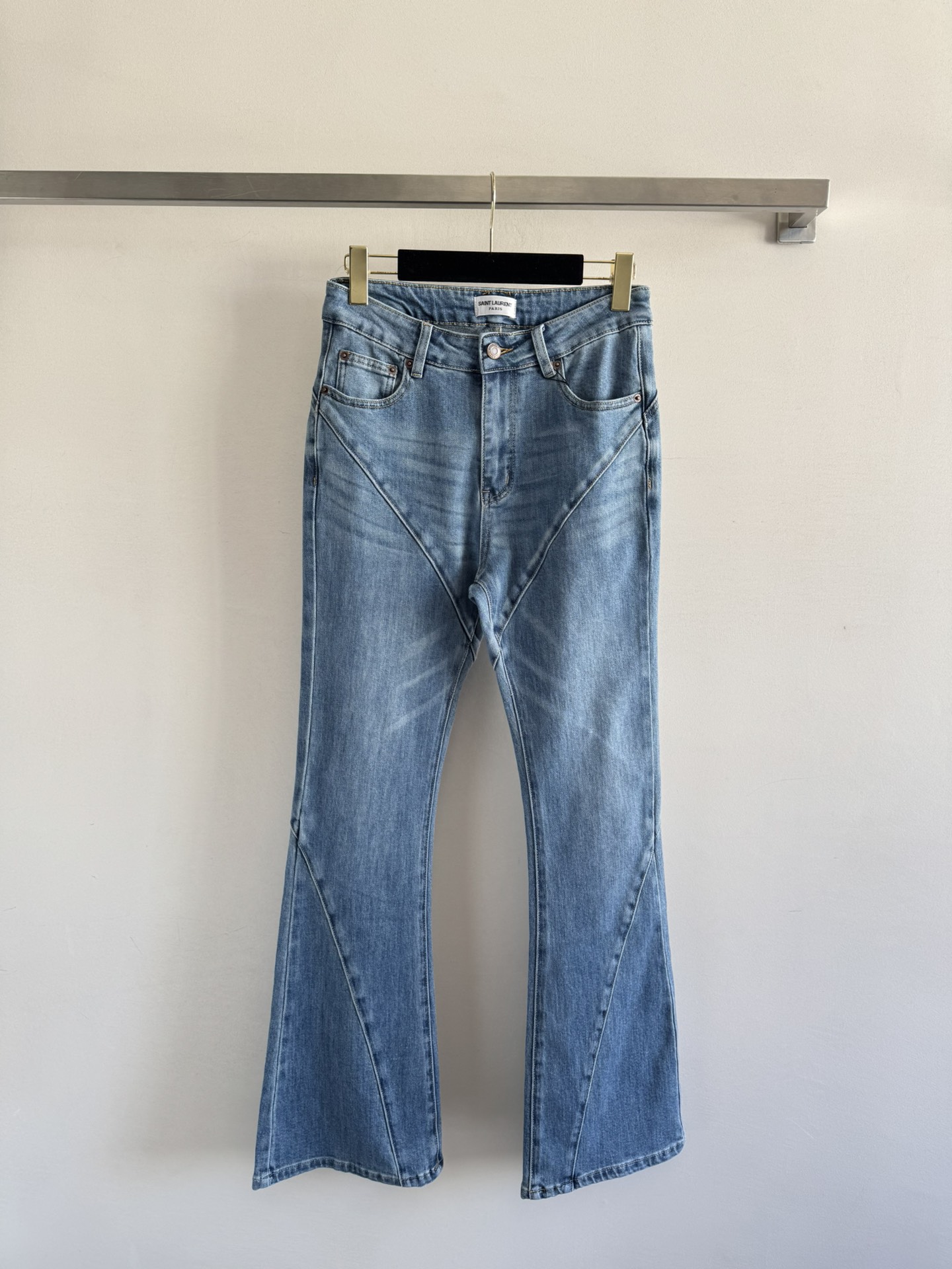 NO:500365,SaintLauren*25FW new style, micro-flare denim trousers, three-dimensional tailoring, unique style design, back pocket logo embroidery embellishment, this pants are friendly whether tall or small, super slim, versatile and elegant ~ SMEL,,saint laurent,alexander wang19860909SaintLauren*25FW新款,微喇叭牛仔长裤,立体剪裁 独特风格设计 背后口袋logo刺绣点缀这款裤子不管高个子或小个子都友好款式,超显瘦哒～百搭又不失气质高雅～ＳＭＬ,,saint laurent,alexander wang,Women's clothing