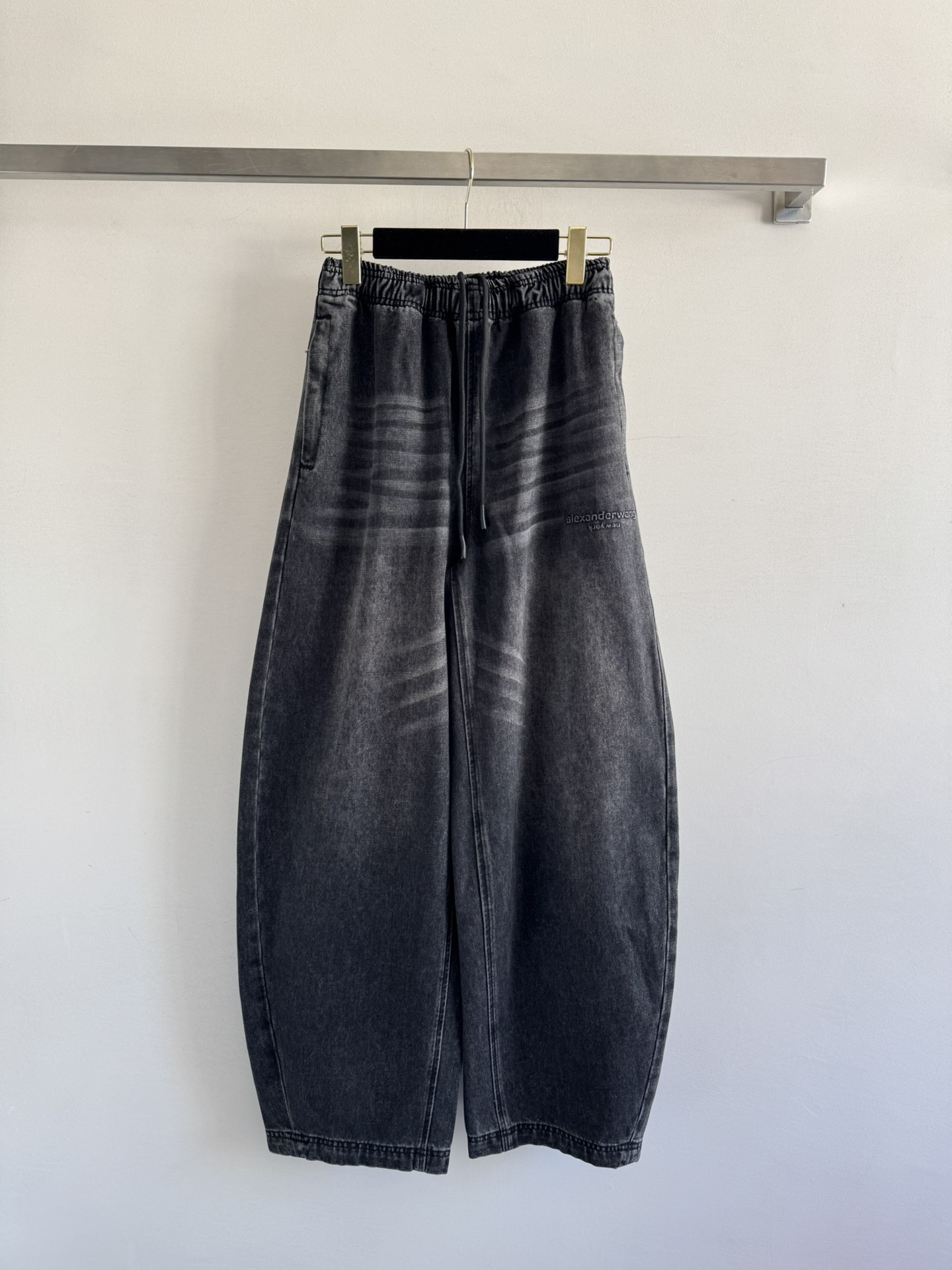 NO:500368,Alexderwan*25FW new elastic waist denim trousers, unique three-dimensional tailoring and high-end elastic waist design, excellent tolerance, not tight, can accommodate all leg outfits, mainly a fashionable and trendy style SML two colors, alexander wang19860909Alexderwan*25FW新款松紧腰牛仔长裤,立体剪裁独特高级松紧腰设计 包容度极好 实穿不紧绷 能够包容所有的腿型穿搭 主打一个时髦潮流风格SML两色,,alexander wang,Women's clothing